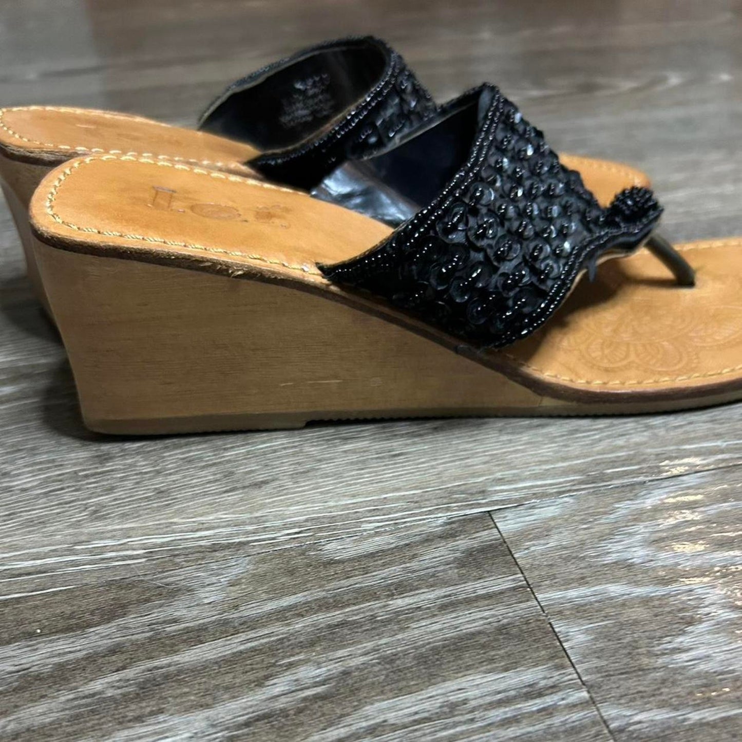 Lei black beaded leather wedge