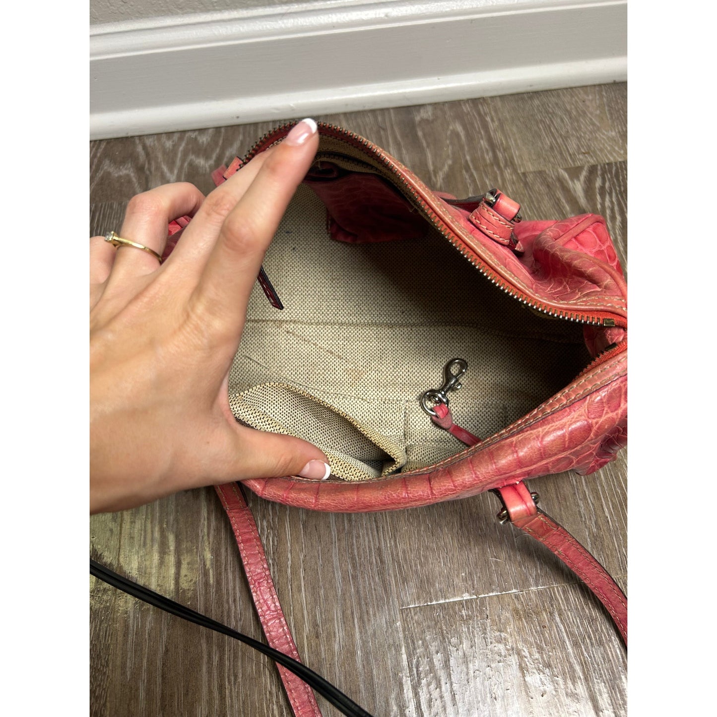 Dooney & Bourke Vintage Baguette Schultertasche Rosa Alligator