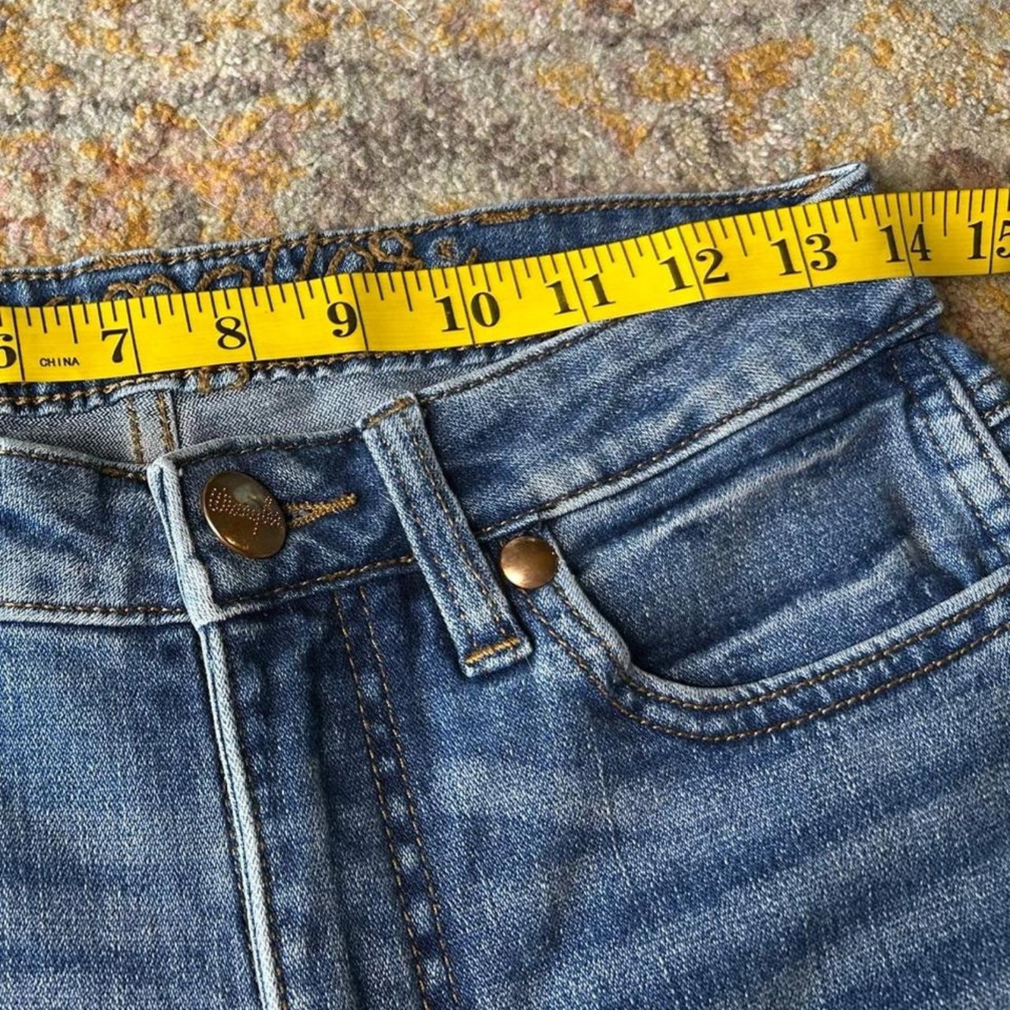 Vintage wrangler size 28x32 midrise flared jeans