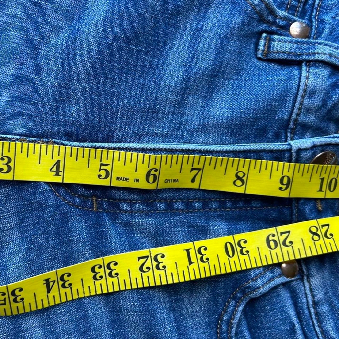 Vintage wrangler size 28x32 midrise flared jeans
