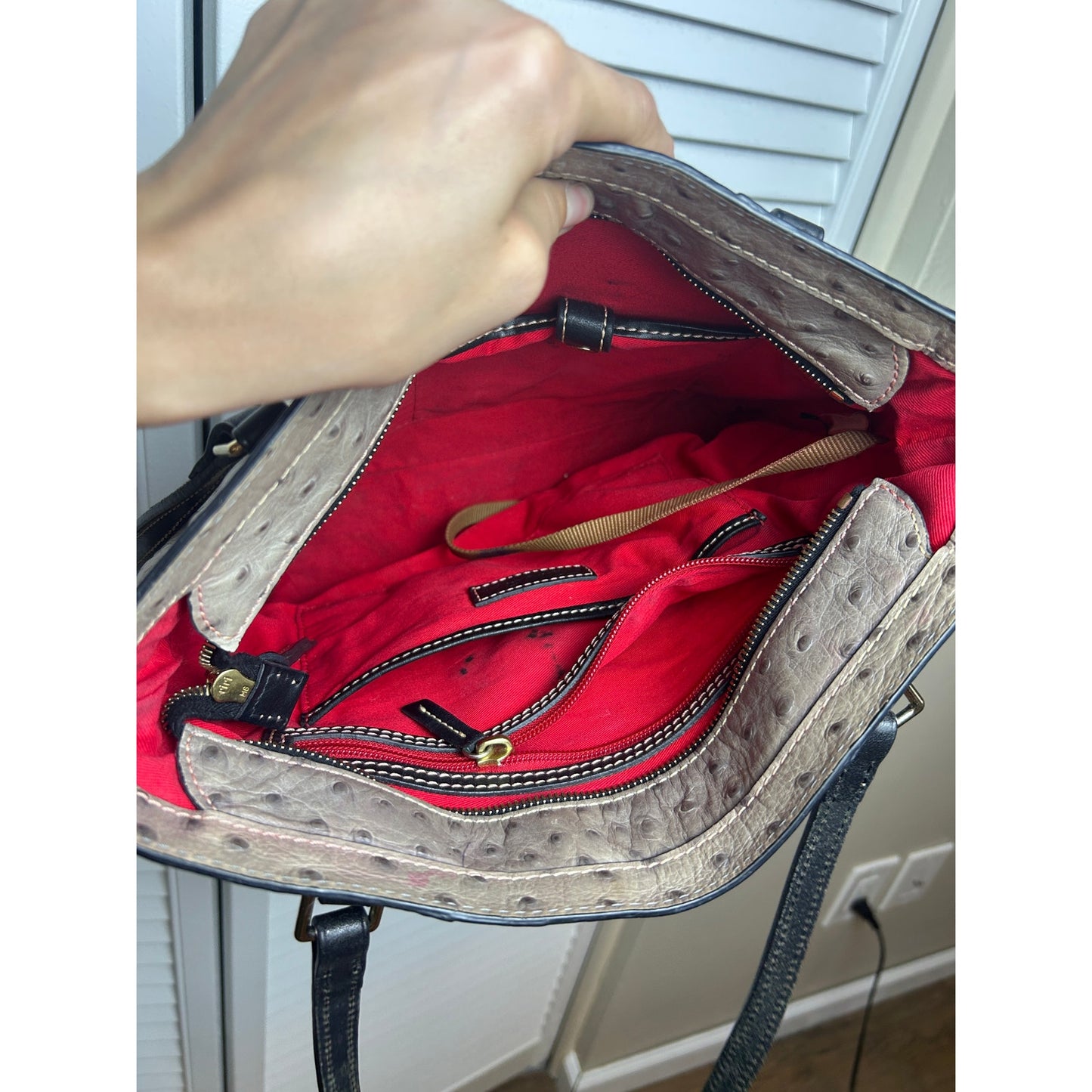 Sac à bandoulière Dooney & Bourke en cuir gaufré autruche, gris-beige