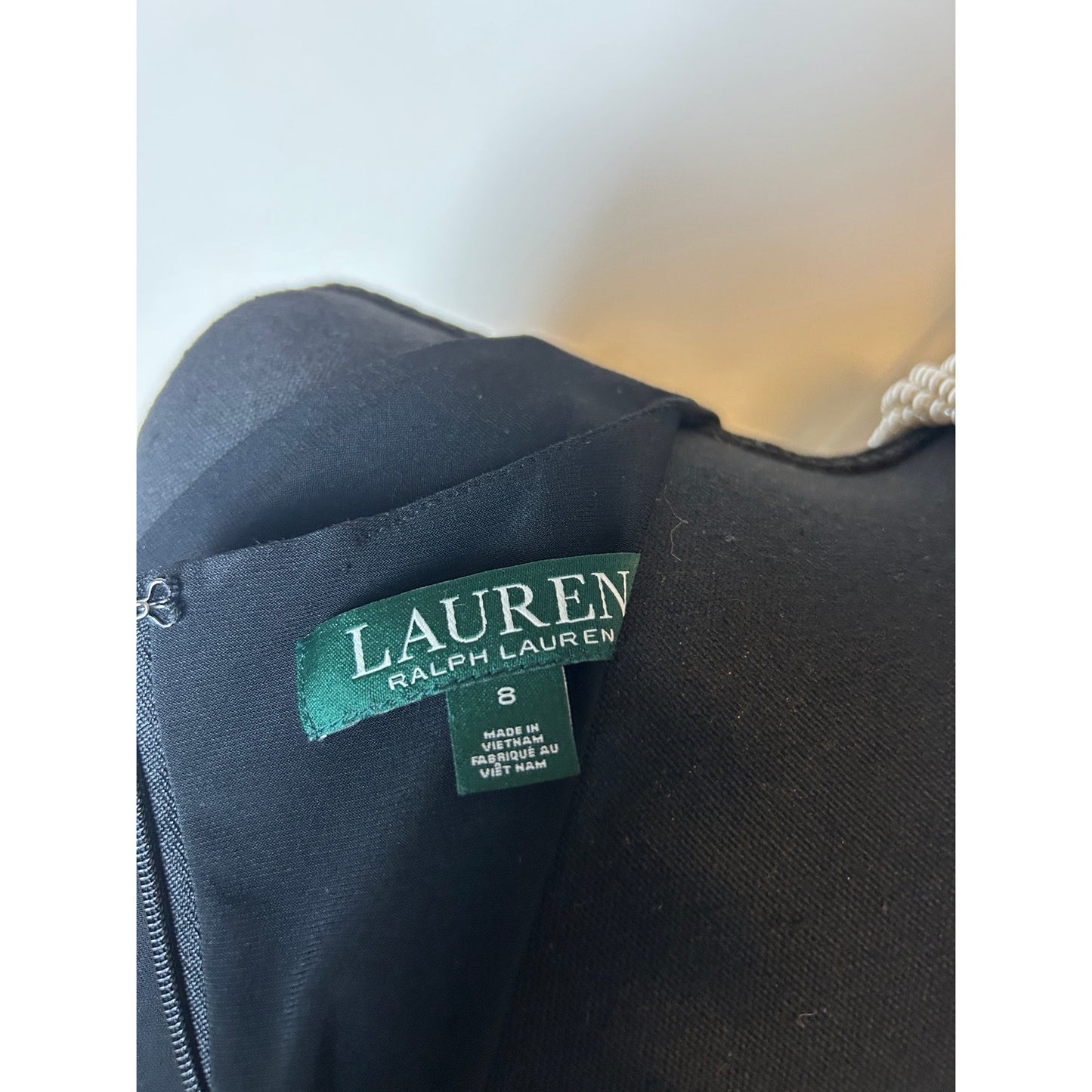 Lauren Ralph Lauren Cocktailkleid, Größe 8, ärmellos, mit drapierten Rüschen und Kontrastdetails
