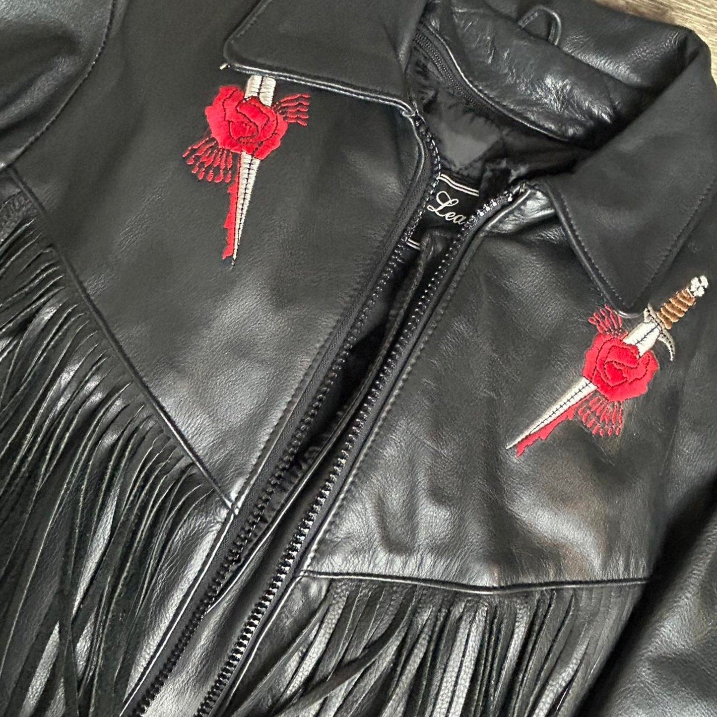 Blouson en cuir noir style Harley vintage broderie rose rouge franges western motard