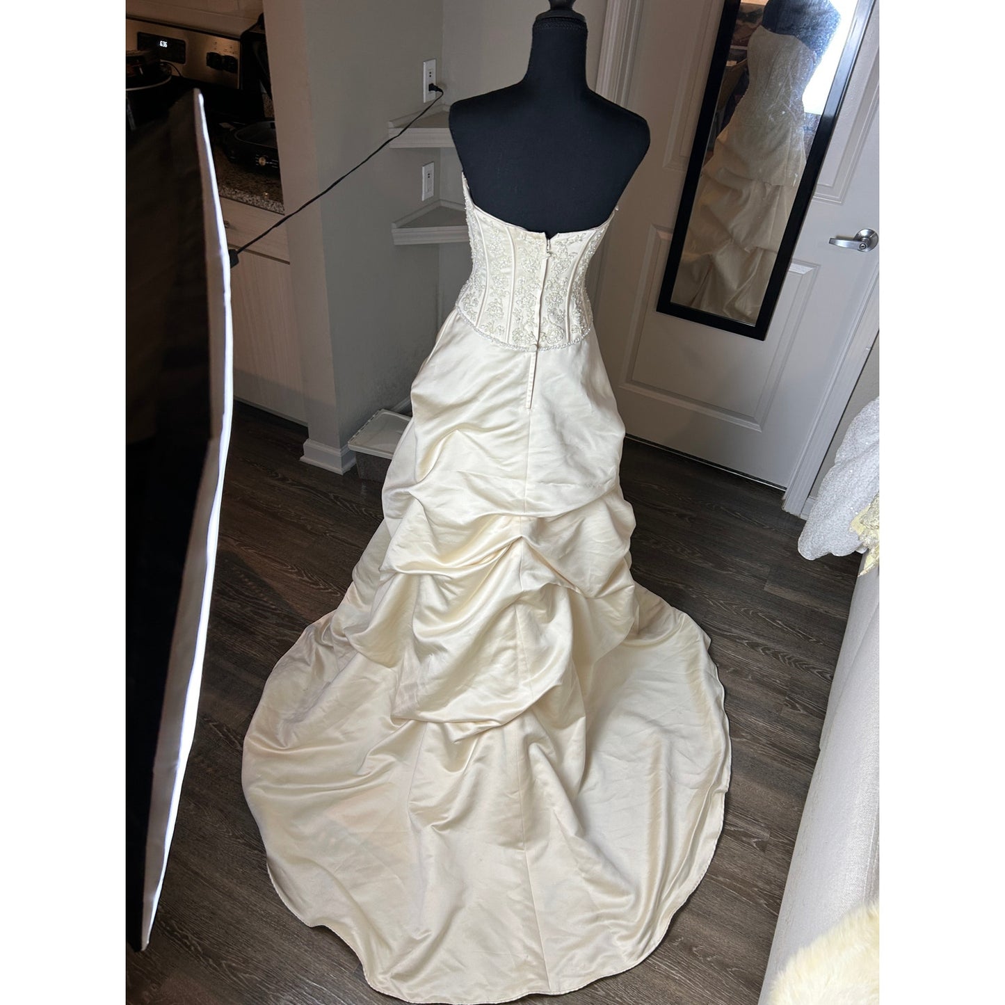 👑 Robe de bal bustier David’s Bridal – Corset brodé de perles – Crème – Taille 2