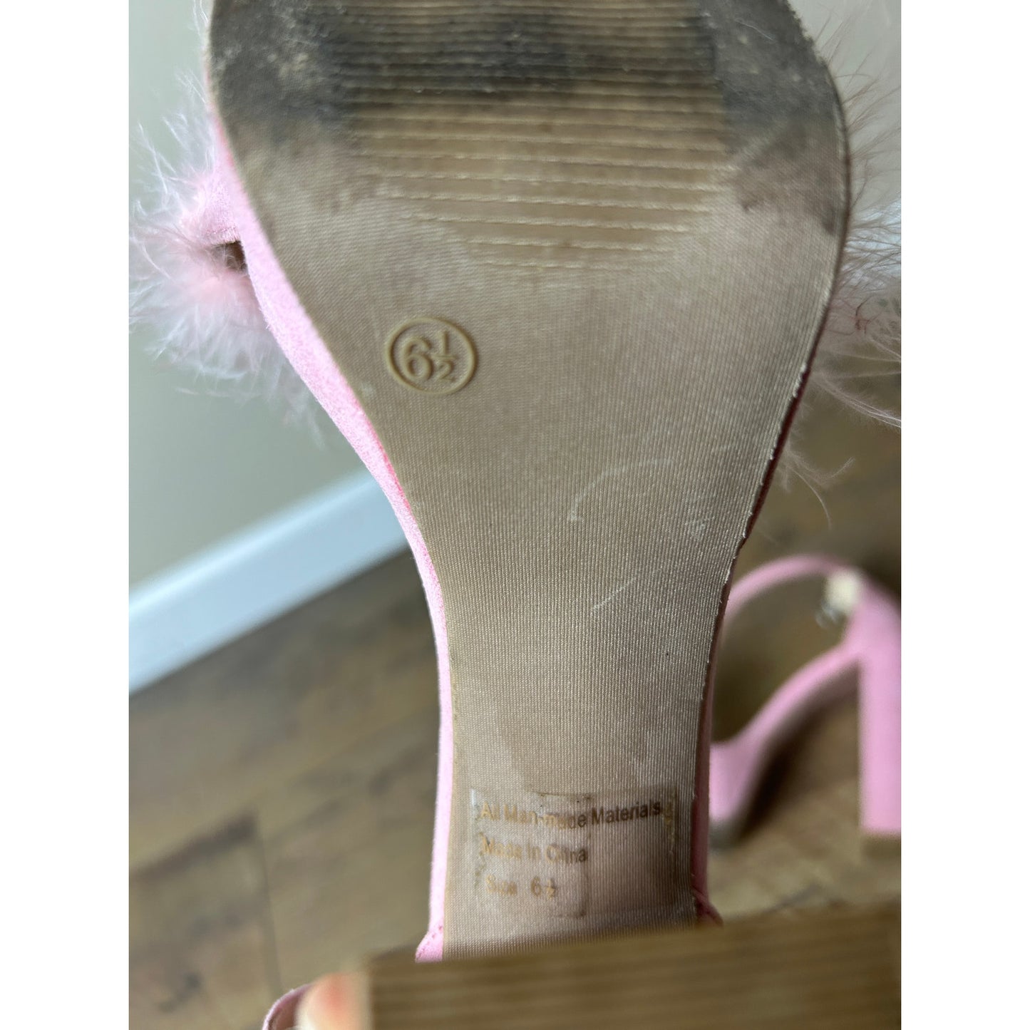 Fashion Nova Pink Wildleder Federabsätze Schwarzer Besatz Sabrina Carpenter Ästhetik