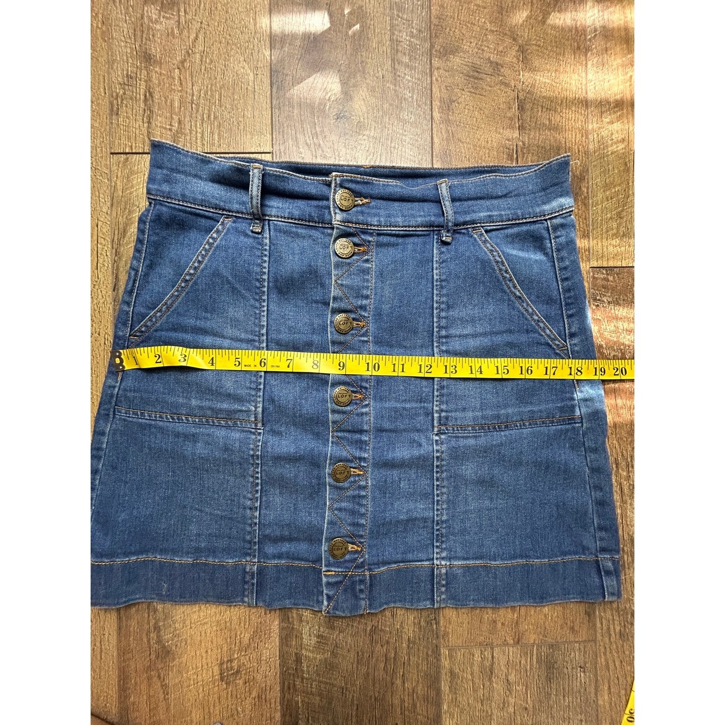 Jupe en jean Ann Taylor LOFT, taille 8, boutonnée sur le devant, décontractée et tendance