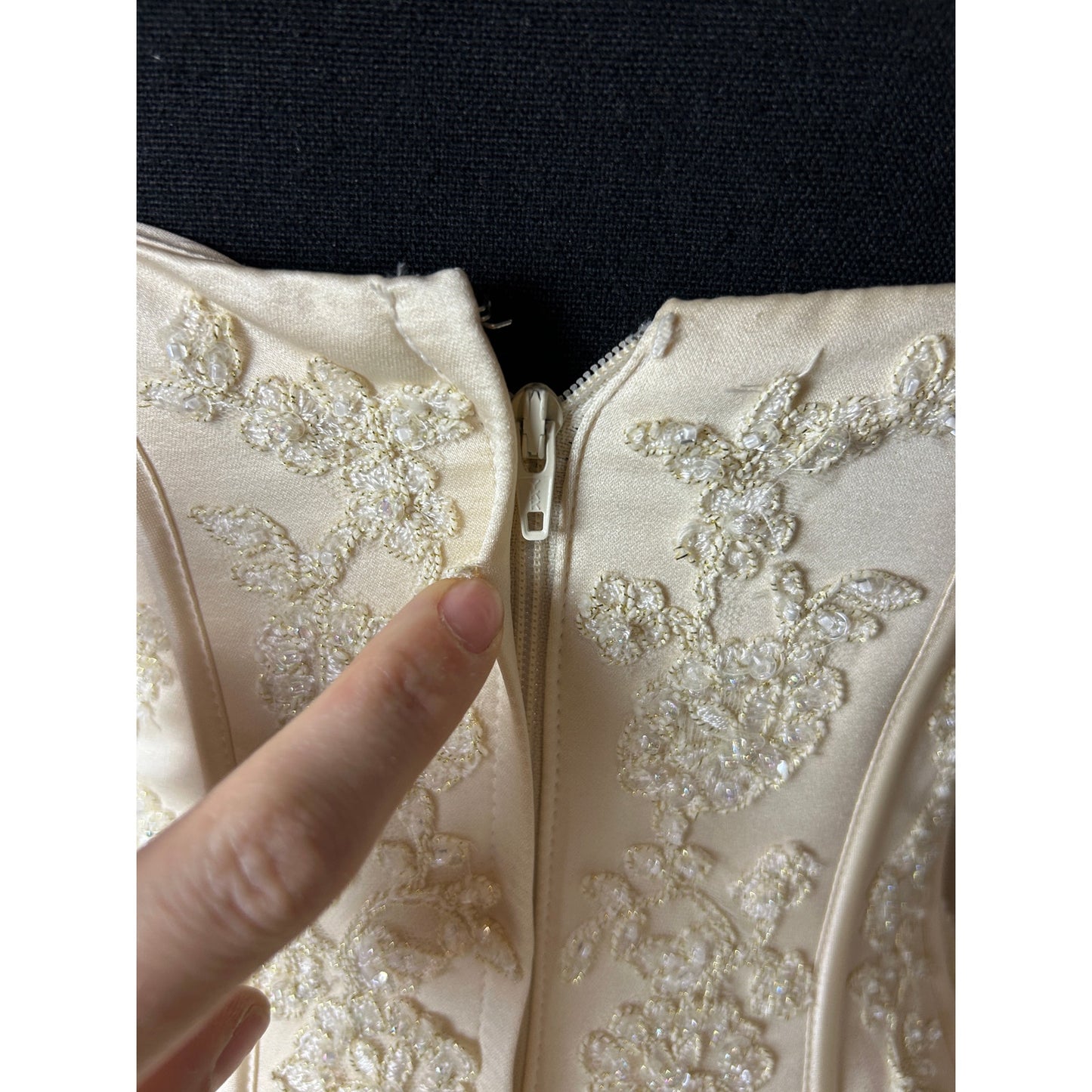 👑 Robe de bal bustier David’s Bridal – Corset brodé de perles – Crème – Taille 2