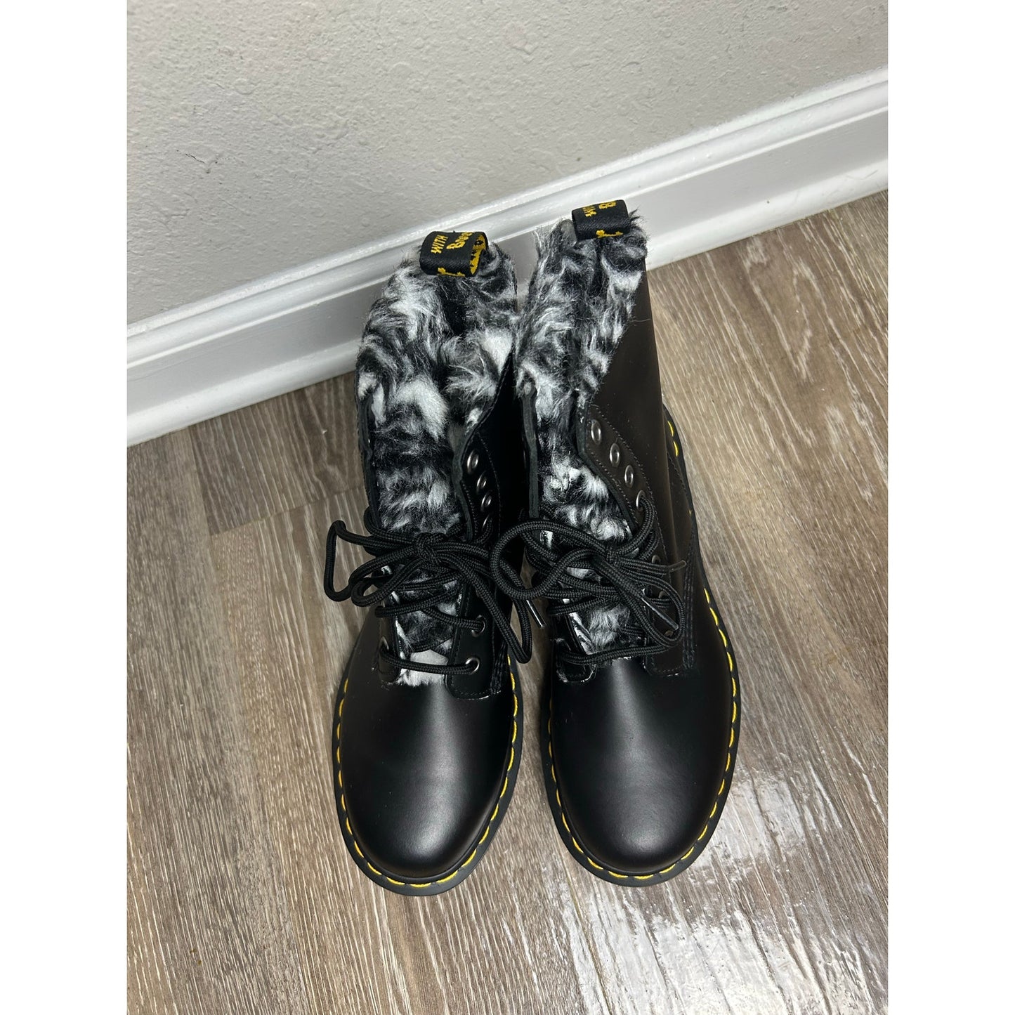 Bottes de combat Dr Martens 1460 Serena doublées de fausse fourrure à imprimé animal