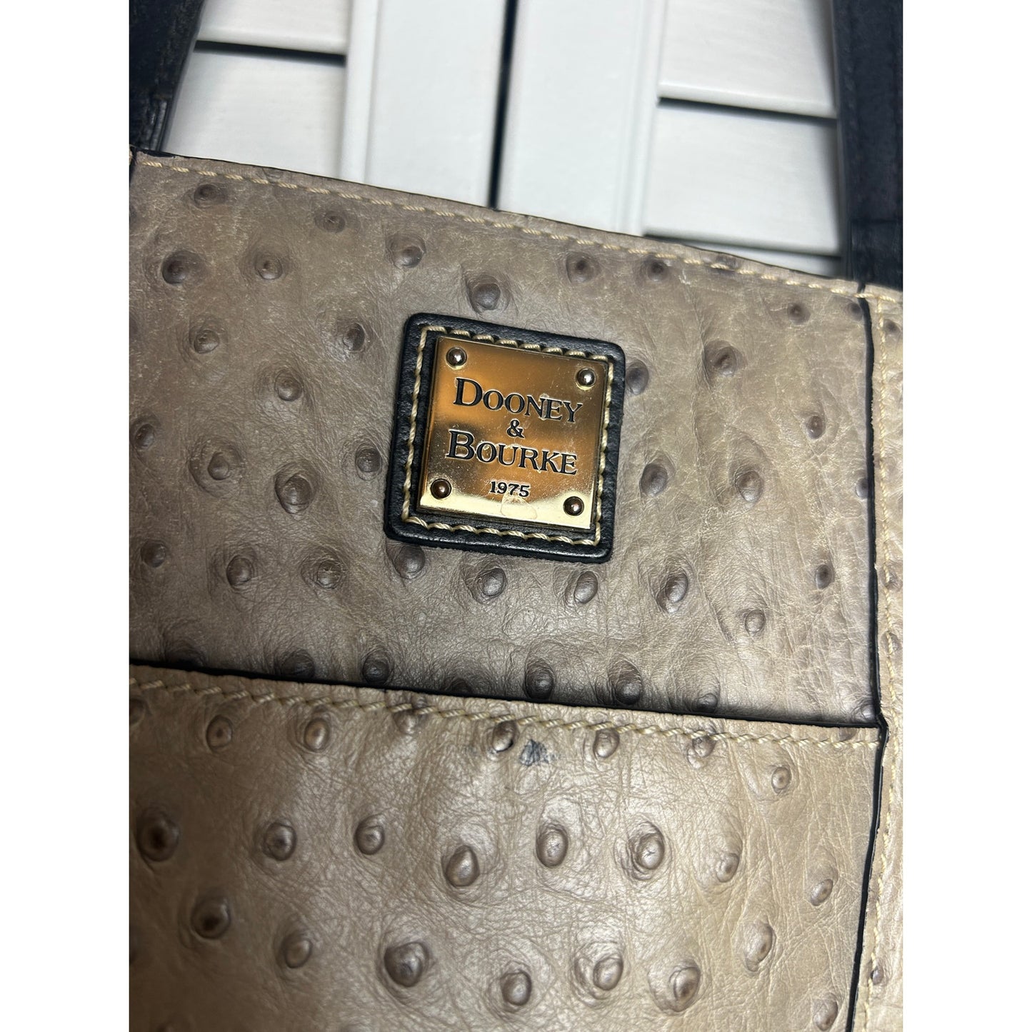 Sac à bandoulière Dooney & Bourke en cuir gaufré autruche, gris-beige