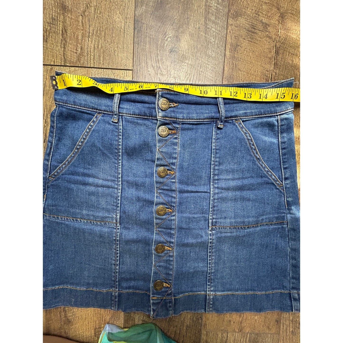 Jupe en jean Ann Taylor LOFT, taille 8, boutonnée sur le devant, décontractée et tendance