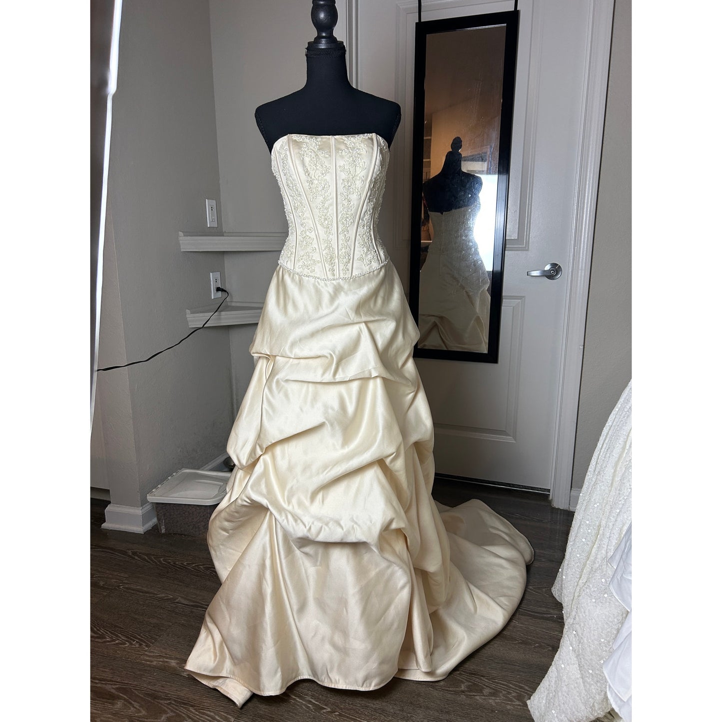 👑 Robe de bal bustier David’s Bridal – Corset brodé de perles – Crème – Taille 2