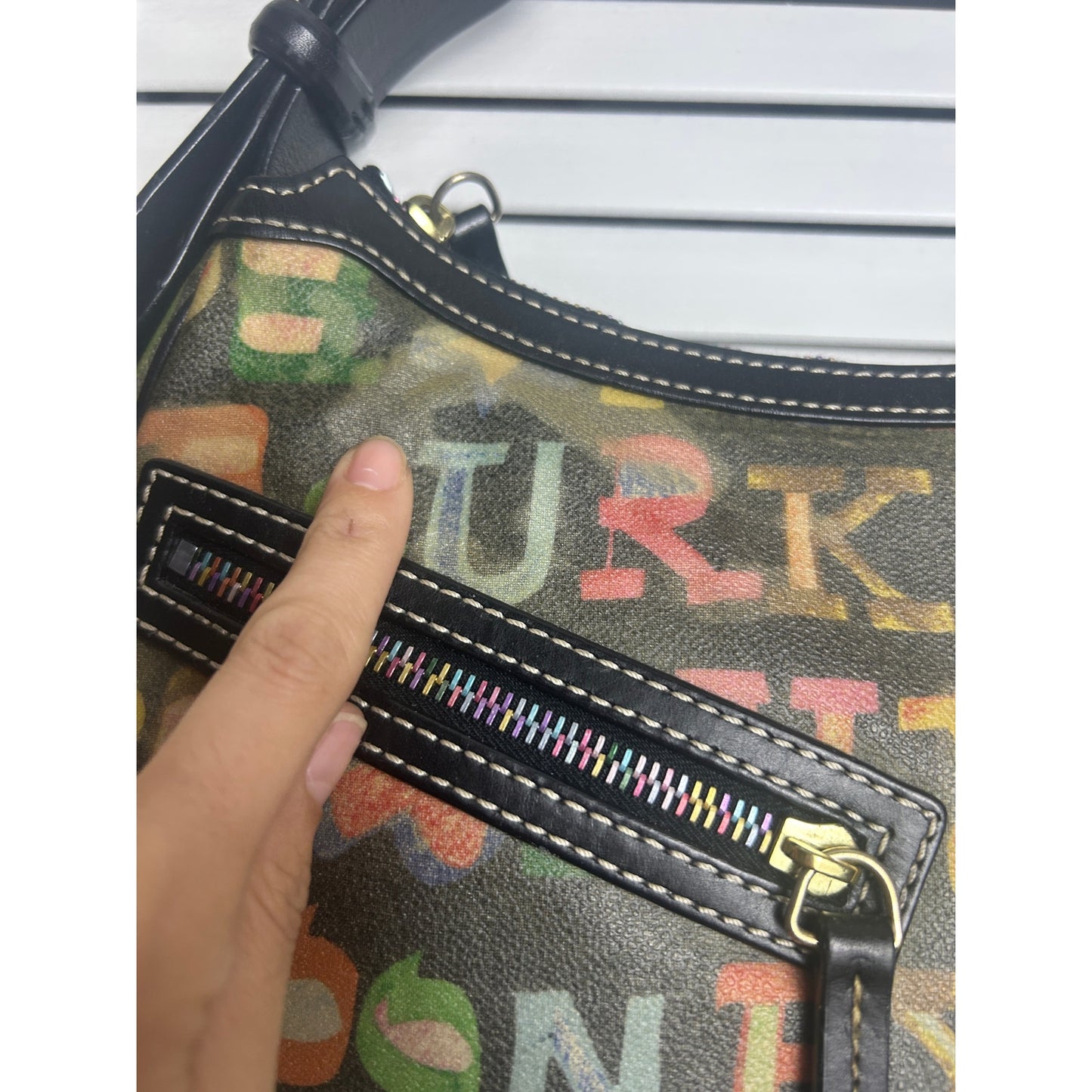 Sac à main à bandoulière Dooney & Bourke Y2K motif graffiti arc-en-ciel