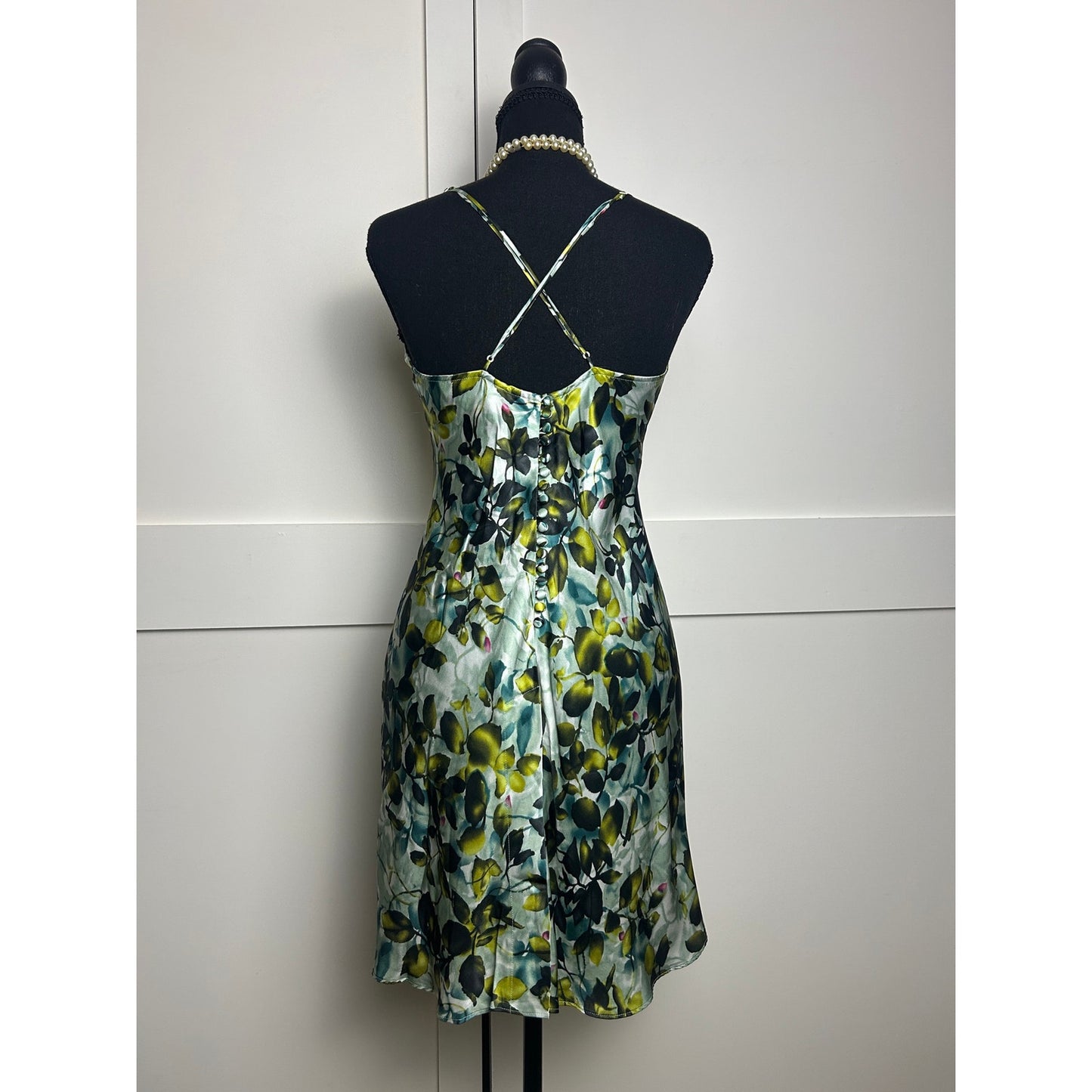 Seiden-Coquette VS Slip-Kleid mit Blättermotiv, überkreuzten Trägern, Knopfleiste, Schlitz, Mini S/M