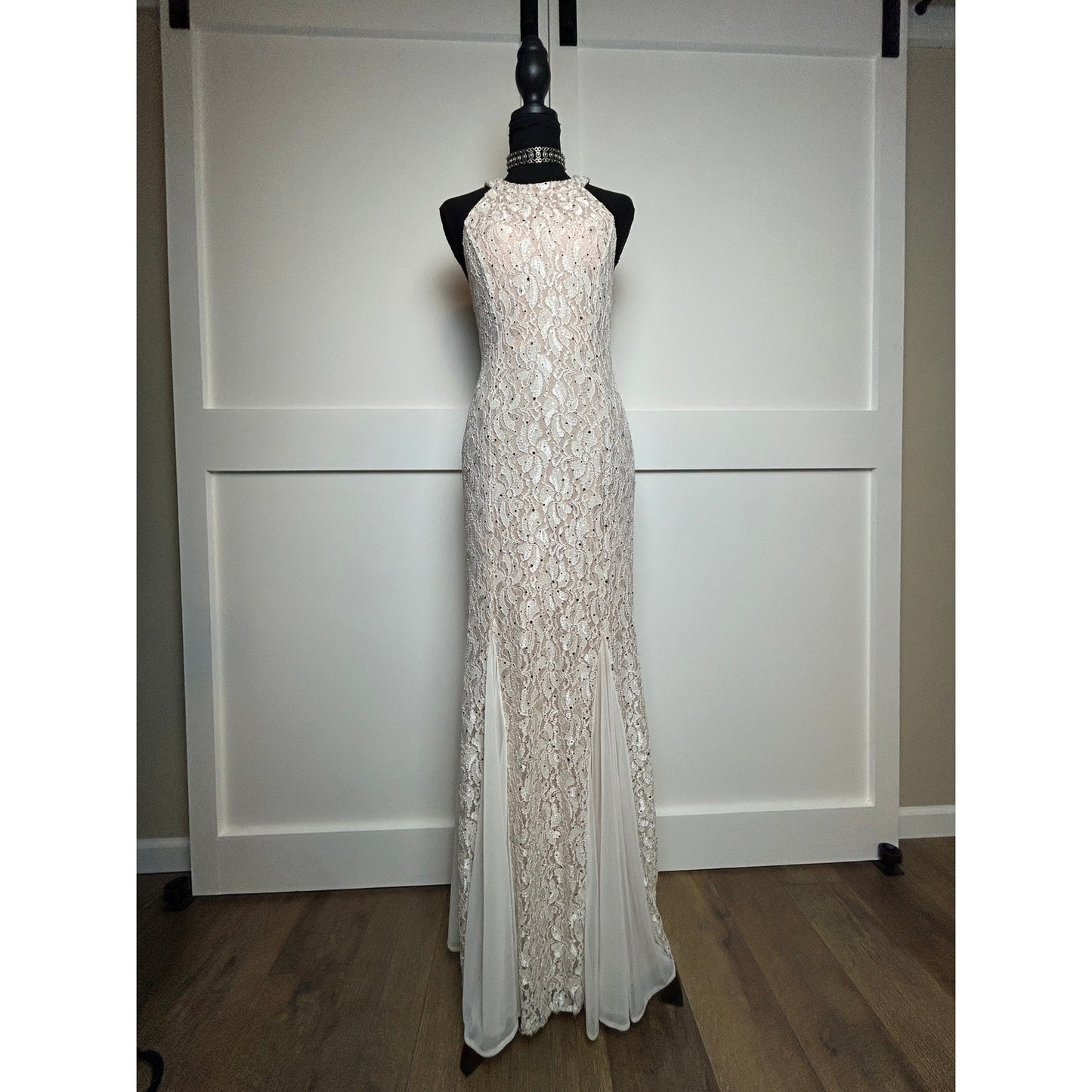 Robe sirène perlée couleur champagne à dos nu et détails collier – Édition Met Gala