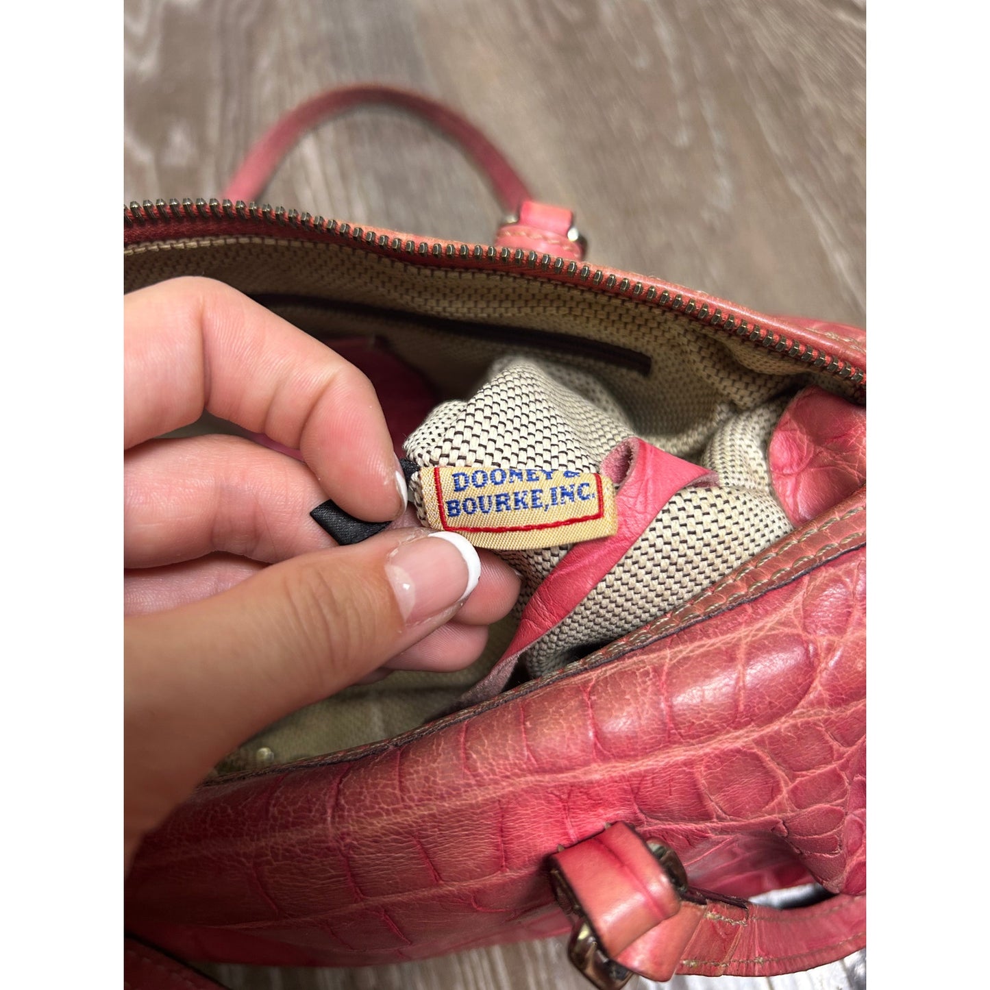Dooney & Bourke Vintage Baguette Schultertasche Rosa Alligator