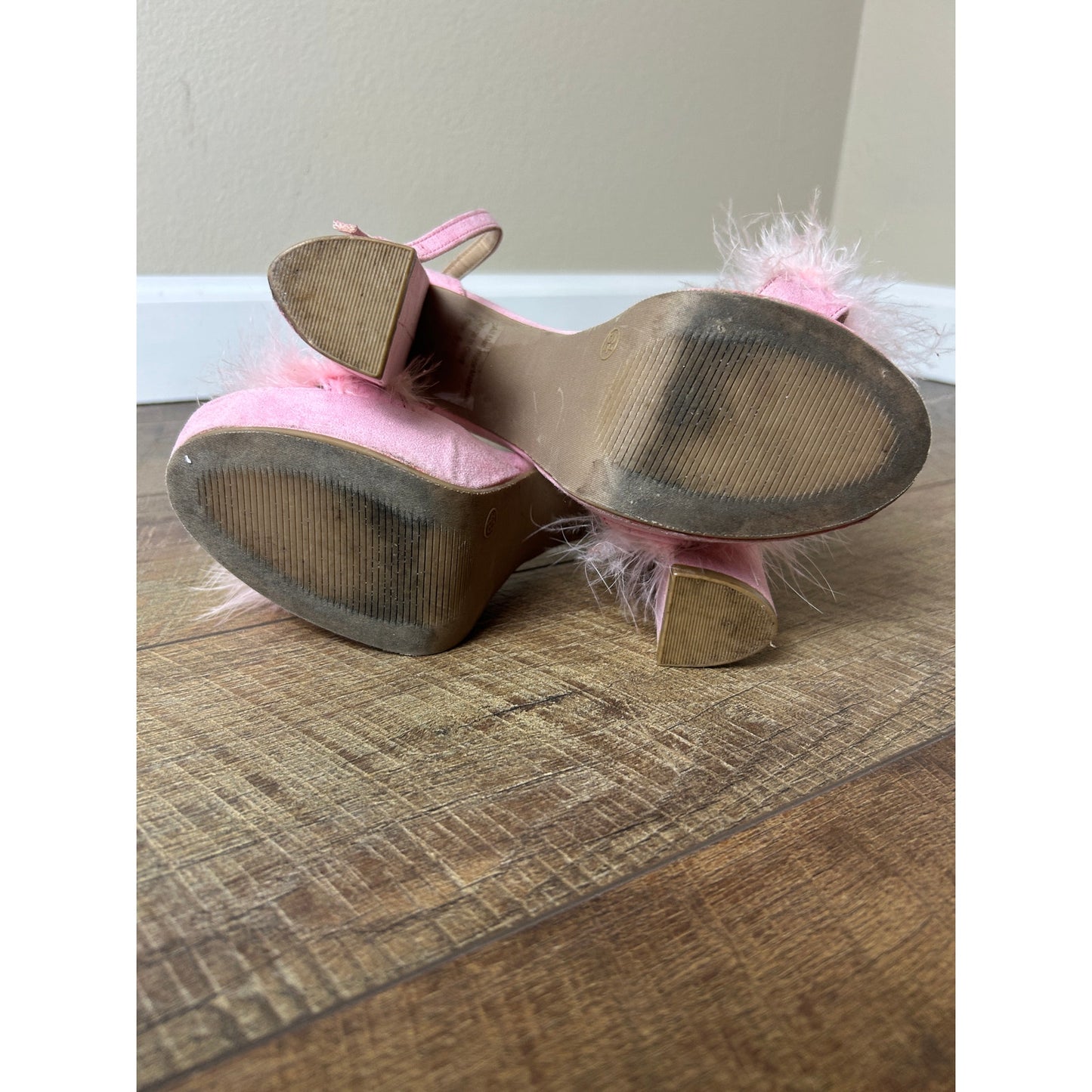 Fashion Nova Pink Wildleder Federabsätze Schwarzer Besatz Sabrina Carpenter Ästhetik