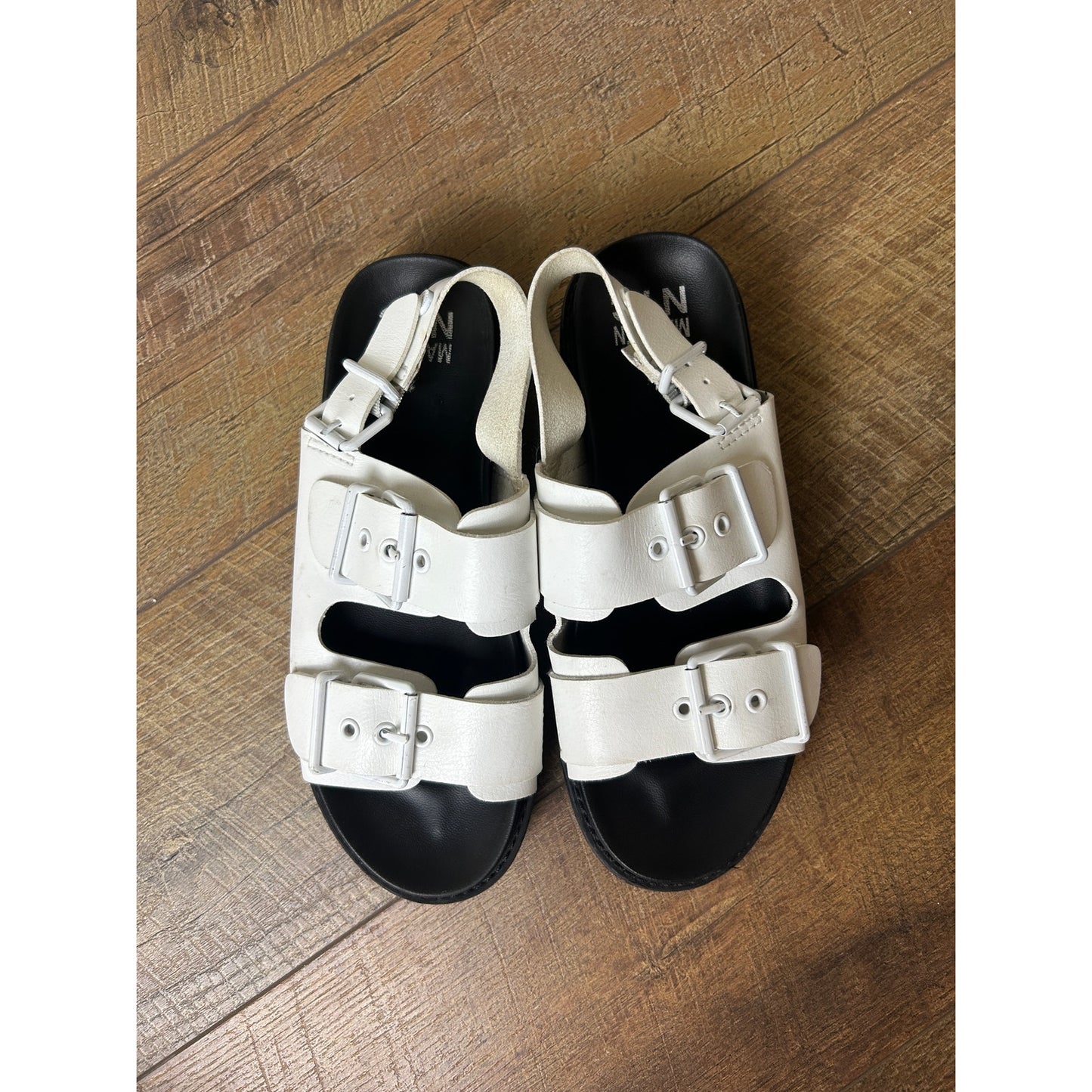 Steve Madden weiße und schwarze Plateau-Pantoletten, Größe 36
