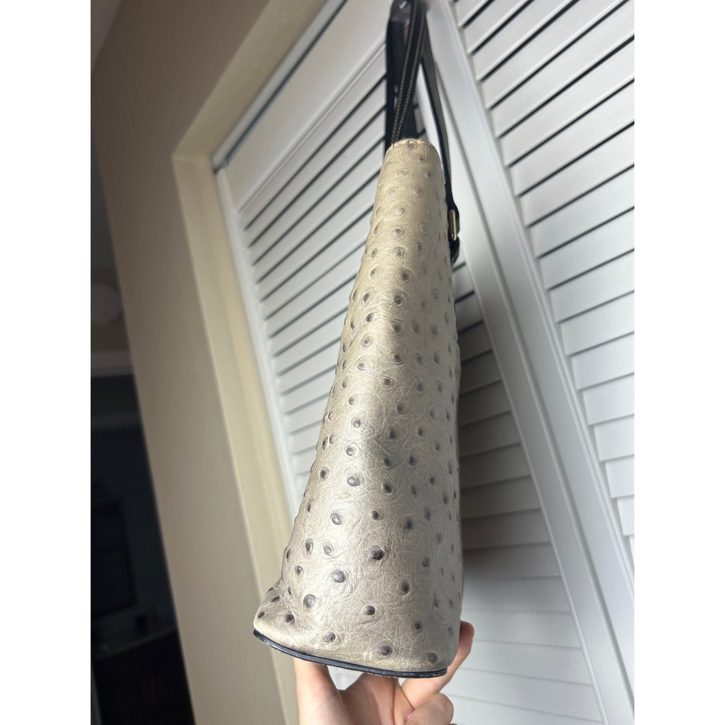 Sac à bandoulière Dooney & Bourke en cuir gaufré autruche, gris-beige