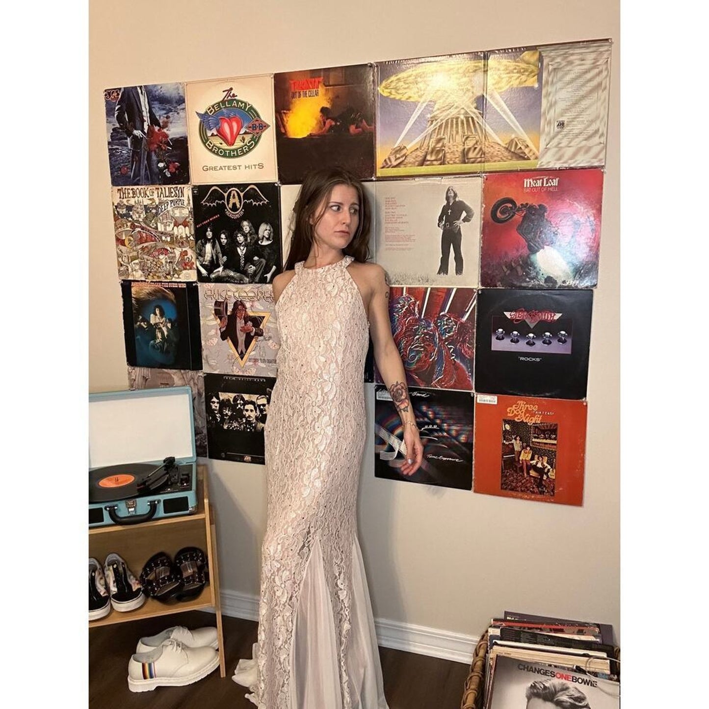 Robe sirène perlée couleur champagne à dos nu et détails collier – Édition Met Gala