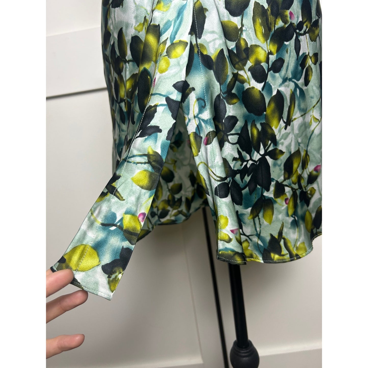 Seiden-Coquette VS Slip-Kleid mit Blättermotiv, überkreuzten Trägern, Knopfleiste, Schlitz, Mini S/M