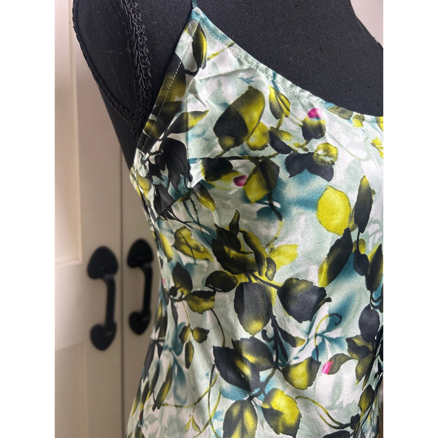 Seiden-Coquette VS Slip-Kleid mit Blättermotiv, überkreuzten Trägern, Knopfleiste, Schlitz, Mini S/M