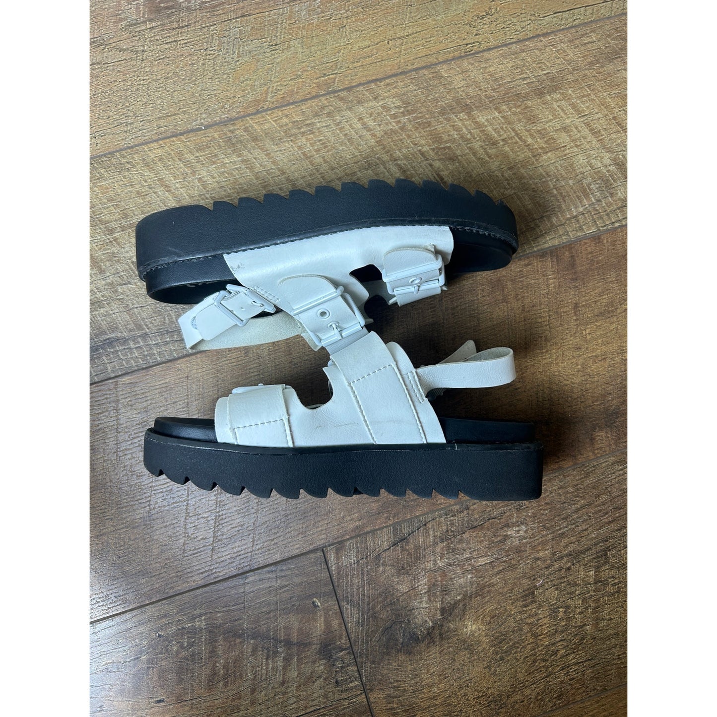Steve Madden weiße und schwarze Plateau-Pantoletten, Größe 36