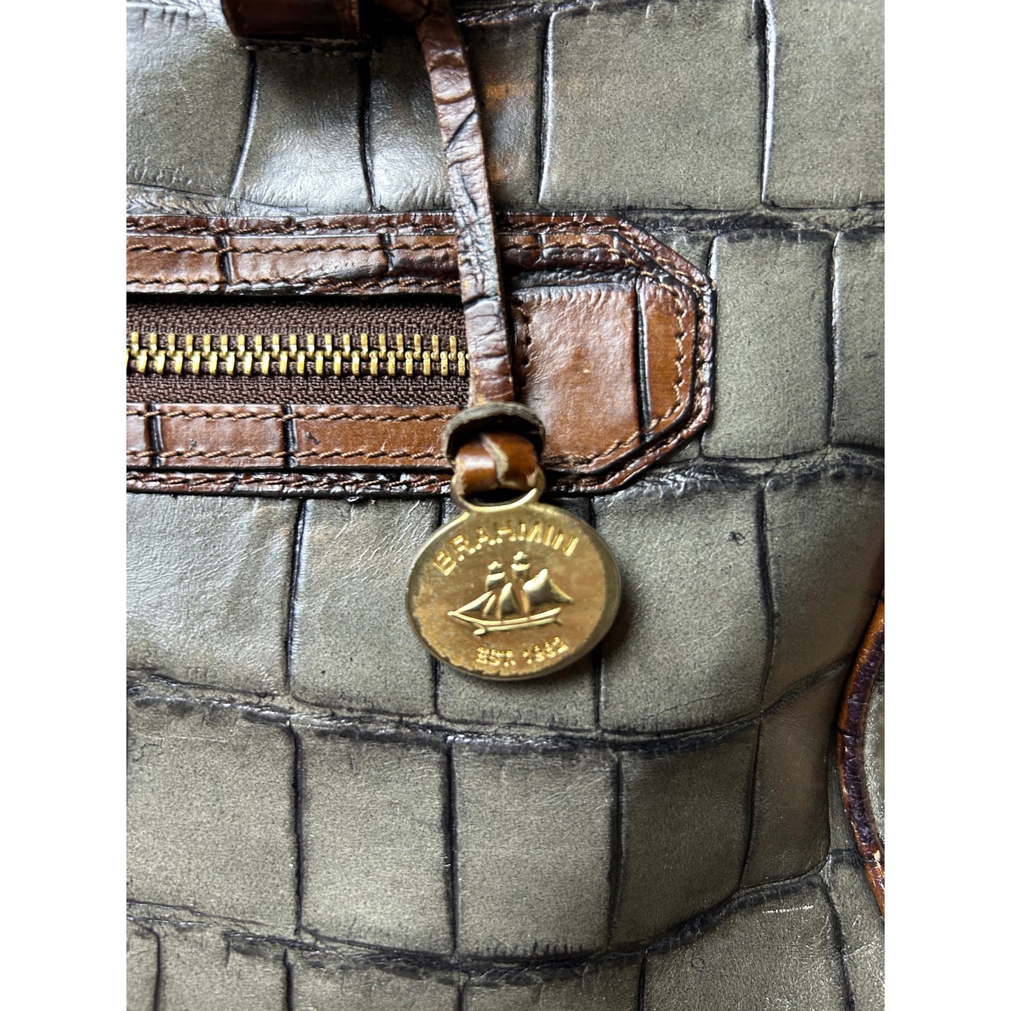 sac à main vintage Brahmin Nancy motif croco gris et marron, ferrures dorées