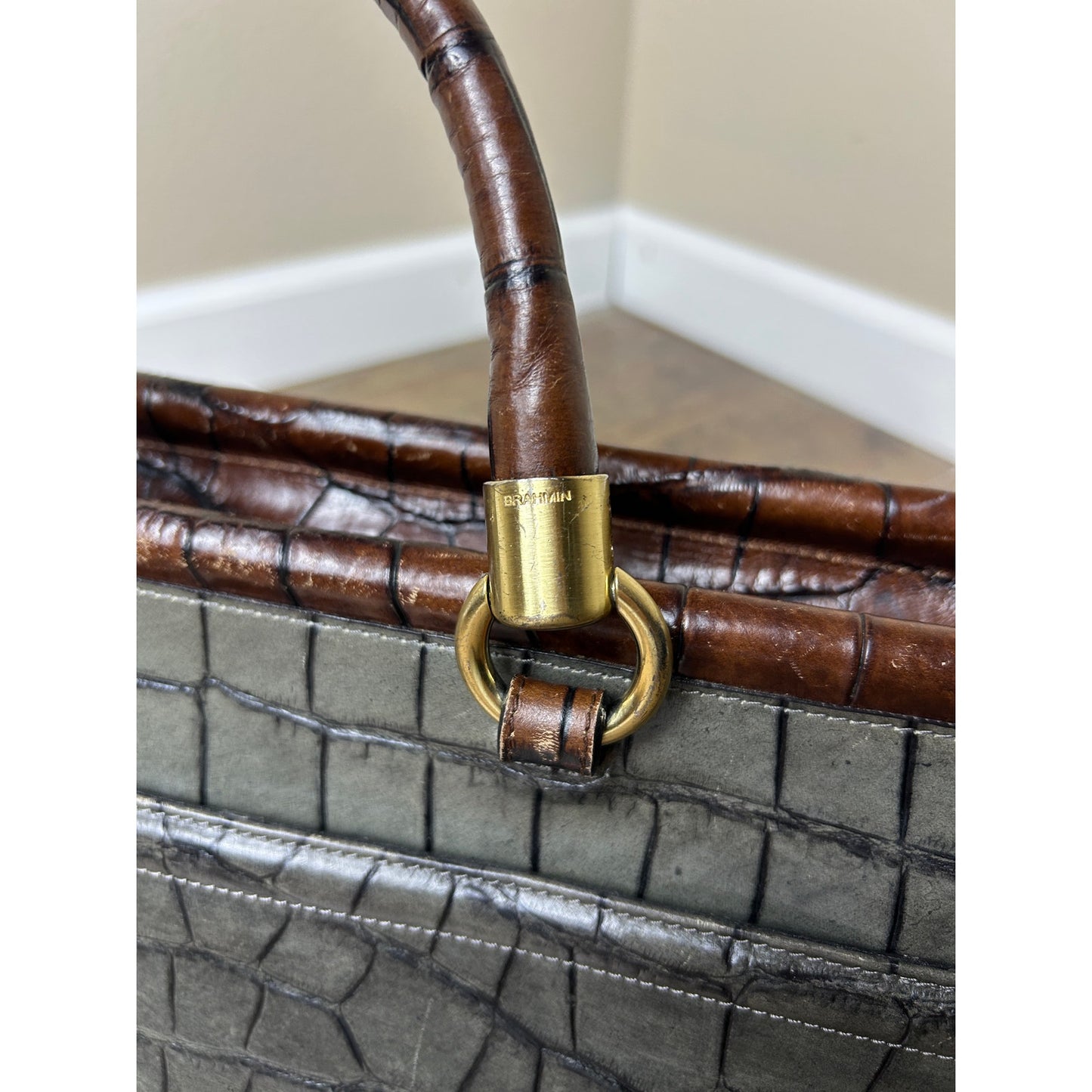 sac à main vintage Brahmin Nancy motif croco gris et marron, ferrures dorées