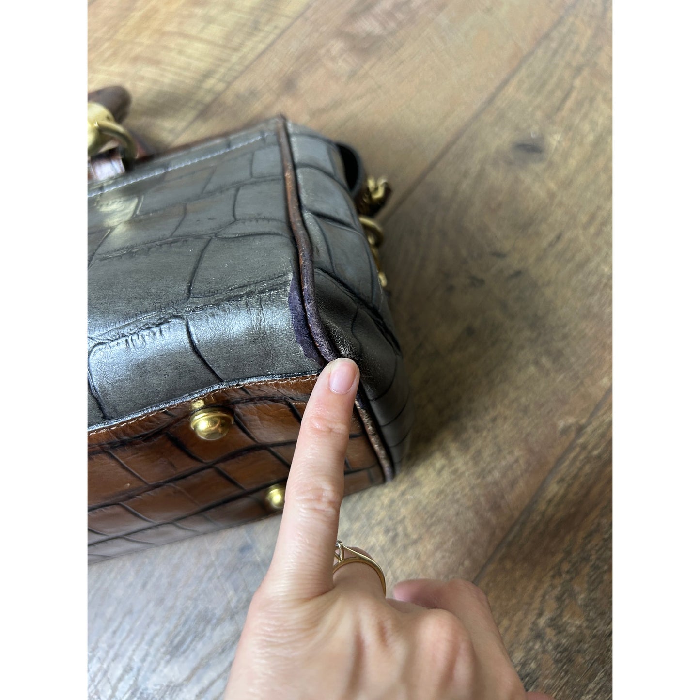 sac à main vintage Brahmin Nancy motif croco gris et marron, ferrures dorées
