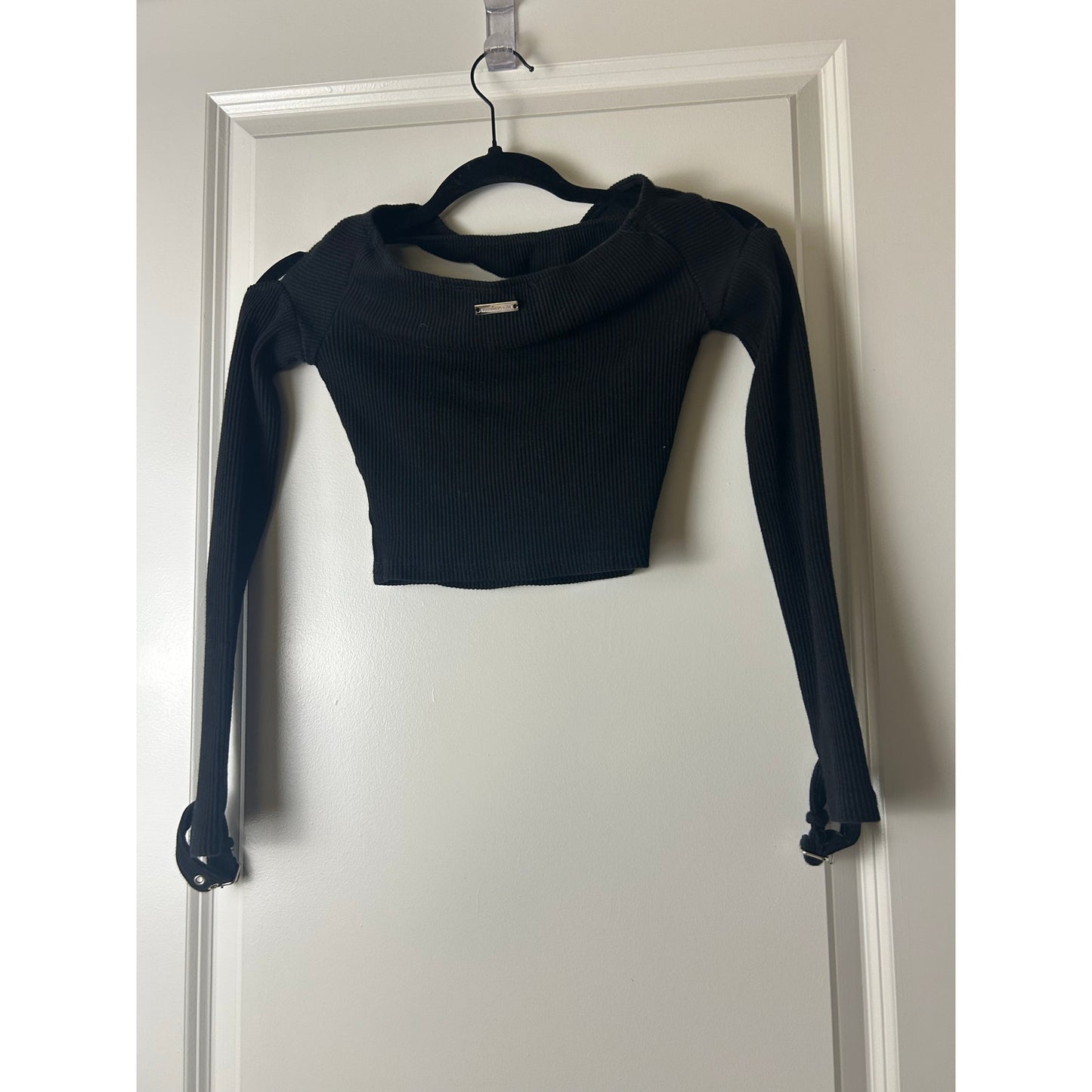 Maniere De Voir Cutout-Pullover mit Schnallendetail an den Ärmeln Euro Art Girl Grunge Strick