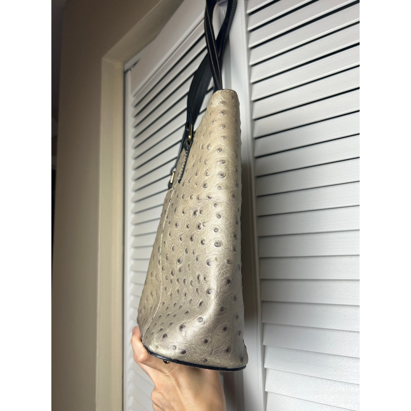 Sac à bandoulière Dooney & Bourke en cuir gaufré autruche, gris-beige