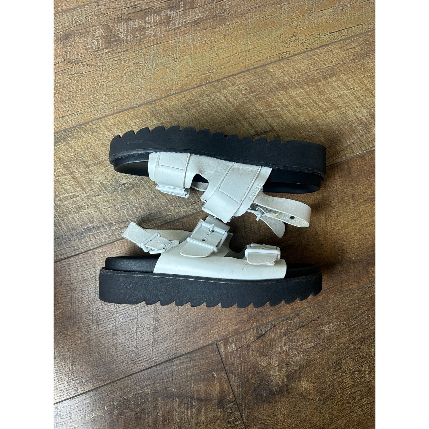 Steve Madden weiße und schwarze Plateau-Pantoletten, Größe 36