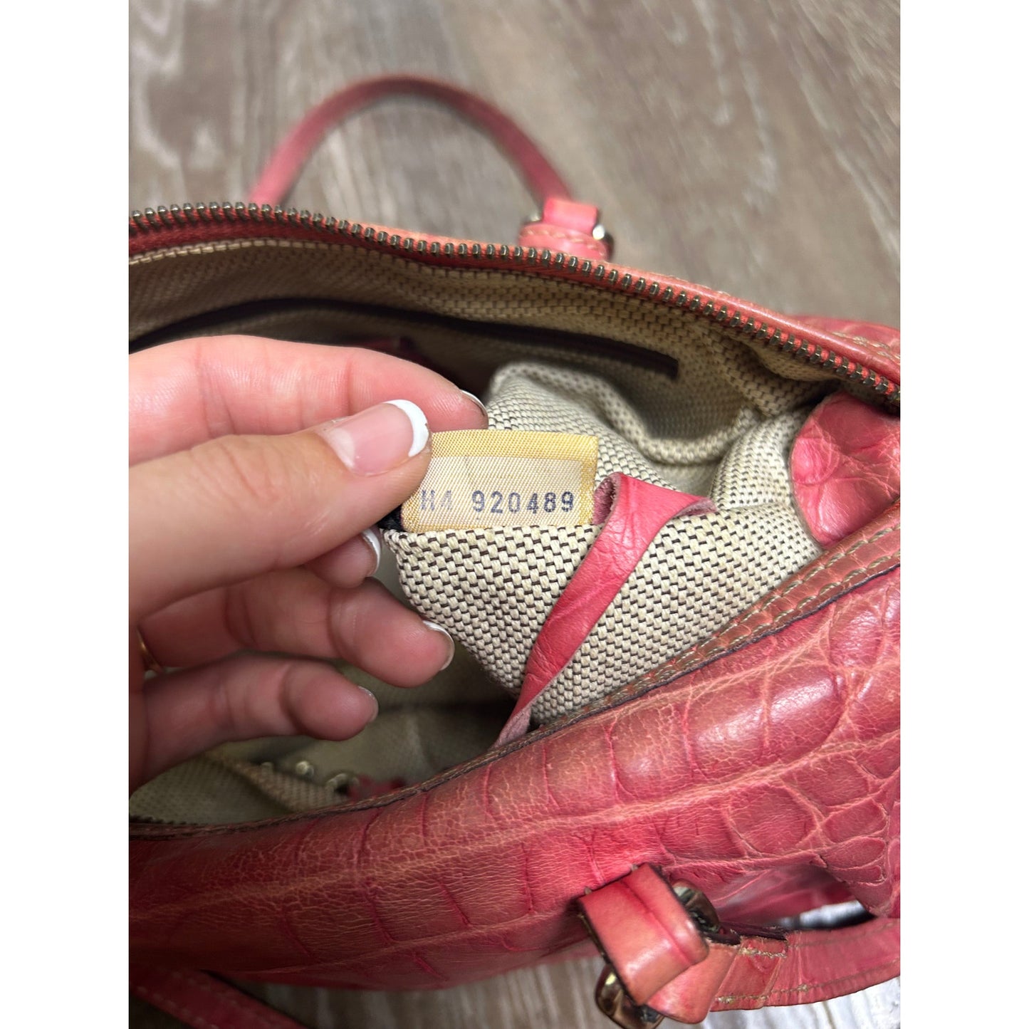 Dooney & Bourke Vintage Baguette Schultertasche Rosa Alligator