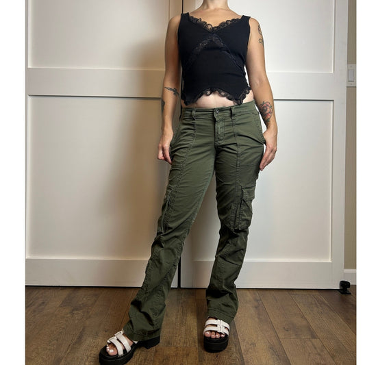 hollister mid rise cargo bootcut pants in army green size 00r