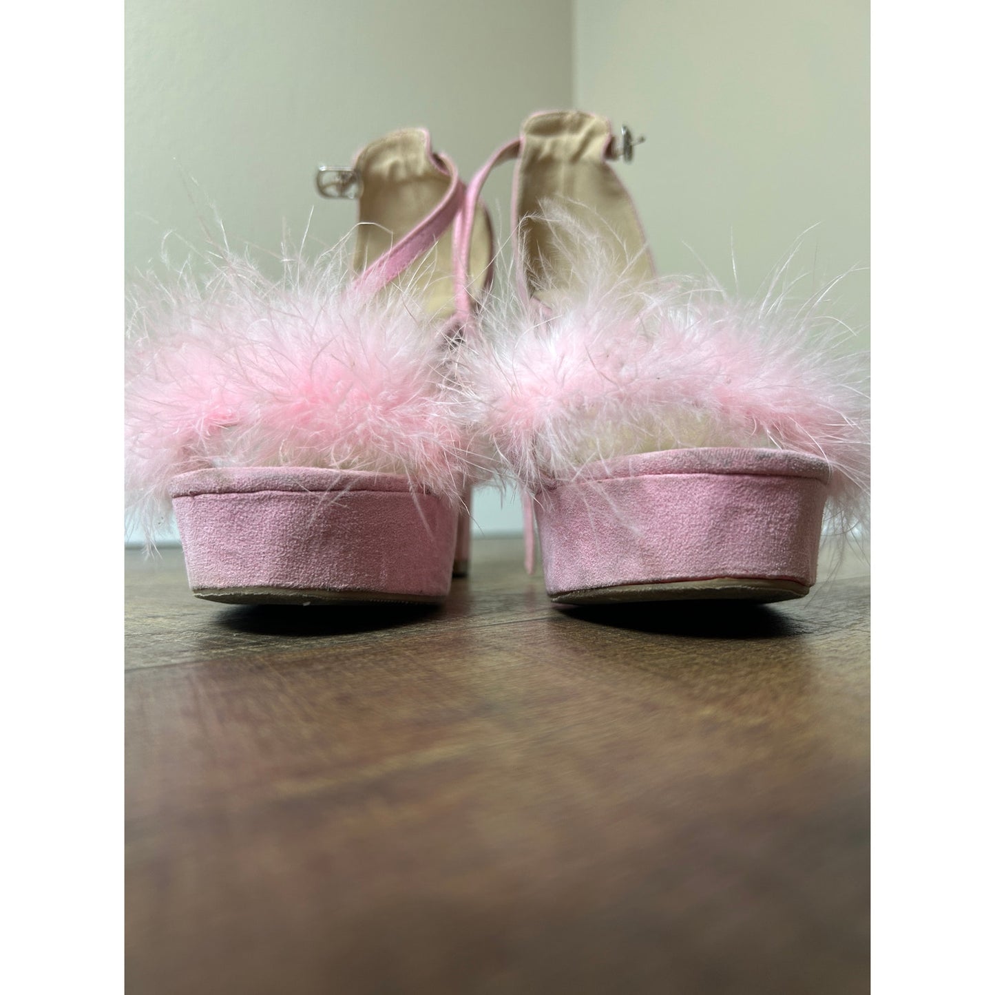 Fashion Nova Pink Wildleder Federabsätze Schwarzer Besatz Sabrina Carpenter Ästhetik