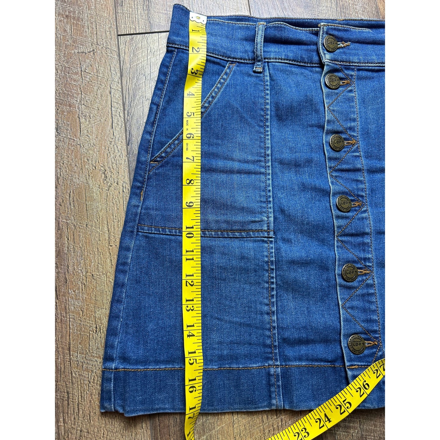 Jupe en jean Ann Taylor LOFT, taille 8, boutonnée sur le devant, décontractée et tendance