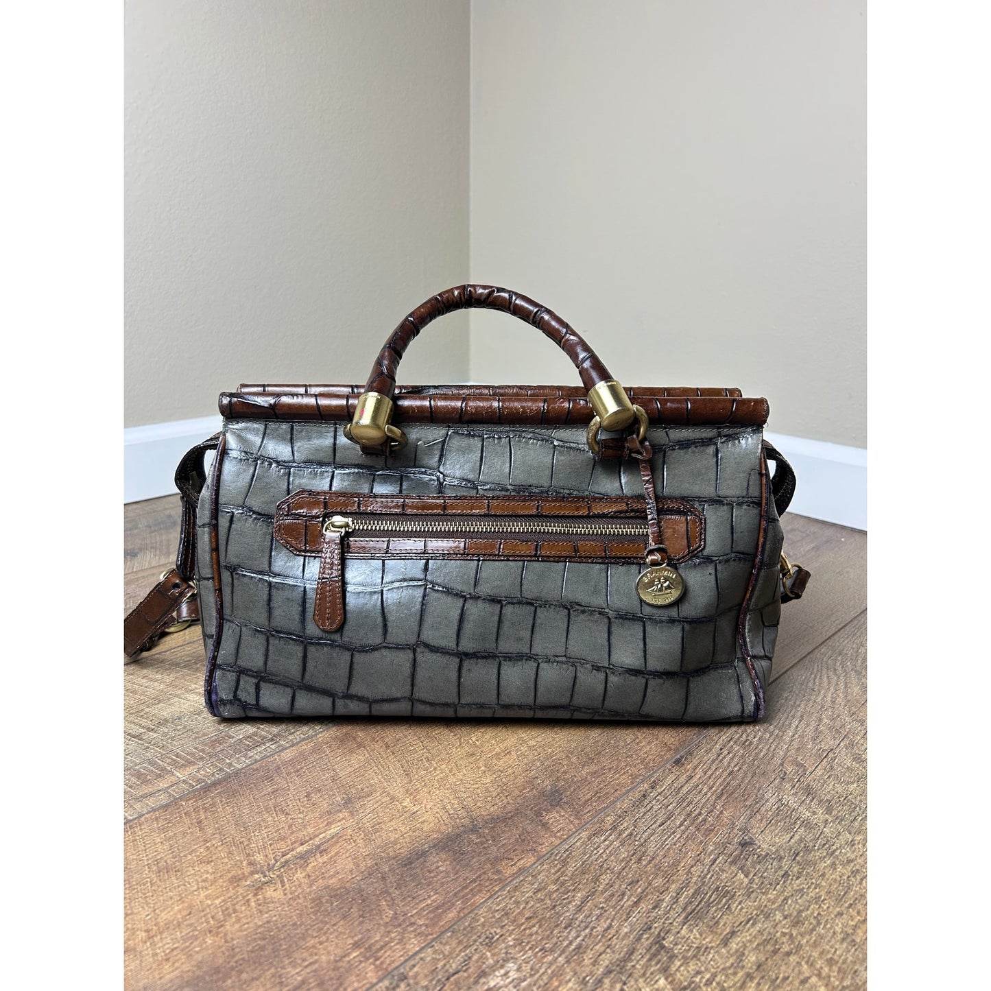 sac à main vintage Brahmin Nancy motif croco gris et marron, ferrures dorées