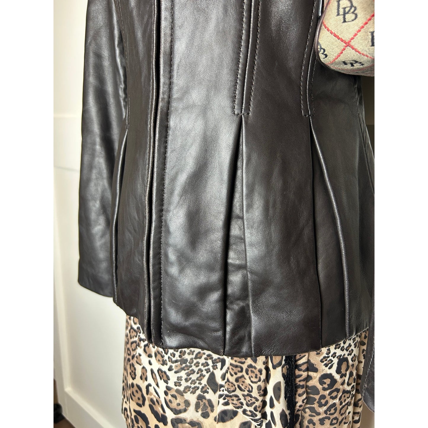 Y2K Indie Sleaze Jones New York Braune Lederjacke Plissiert Reißverschluss Grunge