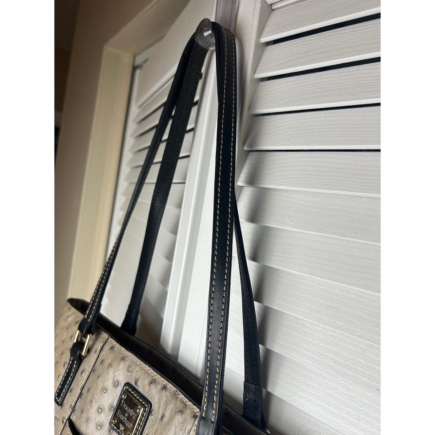Sac à bandoulière Dooney & Bourke en cuir gaufré autruche, gris-beige