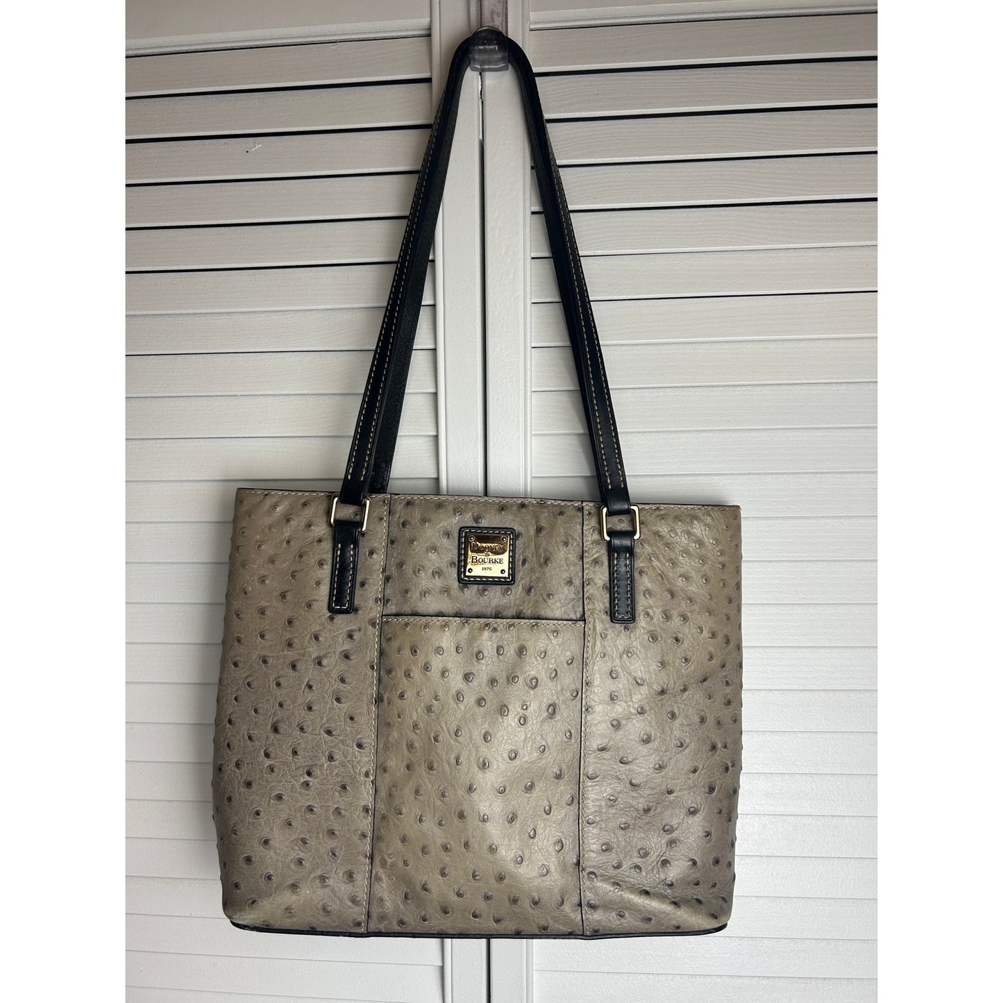 Sac à bandoulière Dooney & Bourke en cuir gaufré autruche, gris-beige