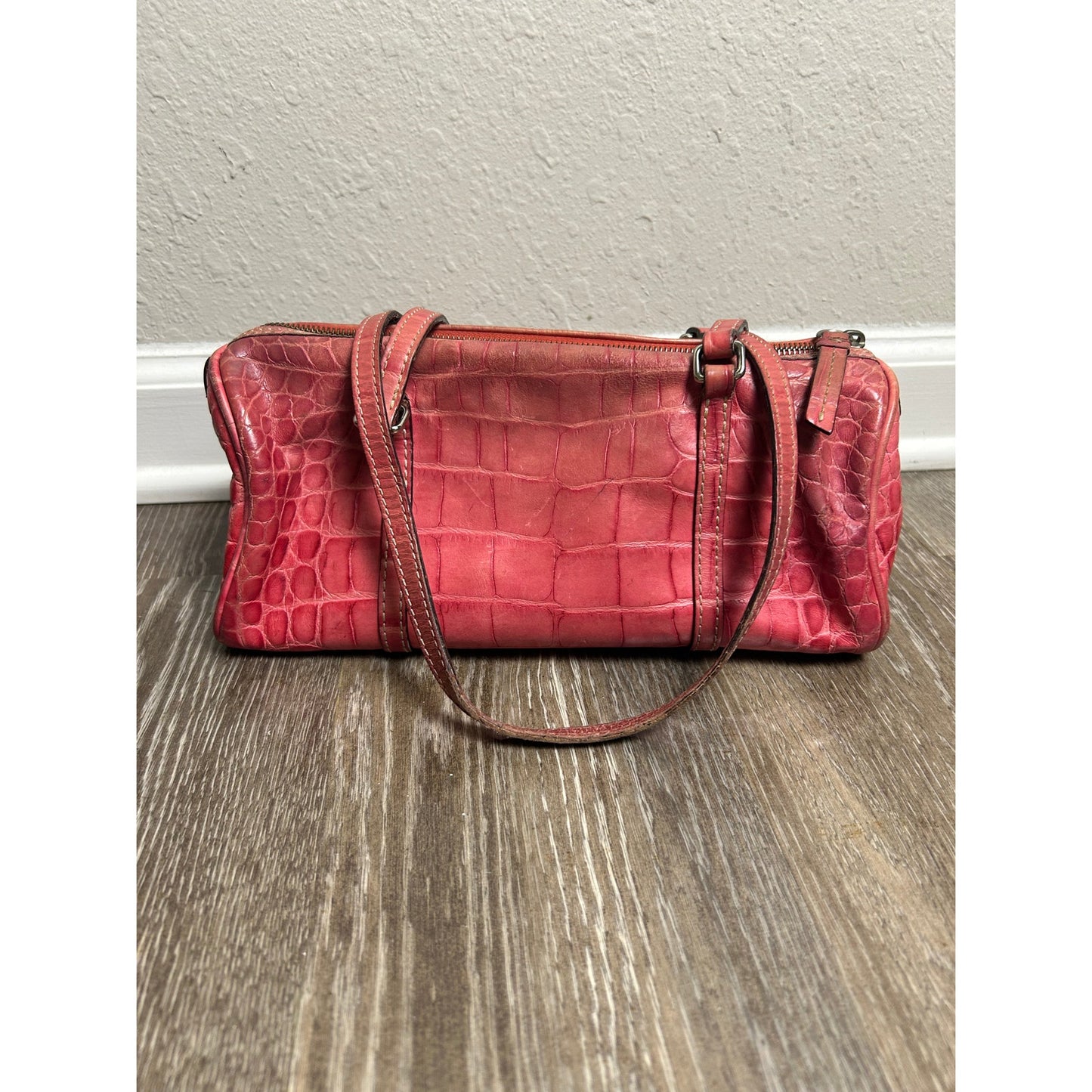 Dooney & Bourke Vintage Baguette Schultertasche Rosa Alligator