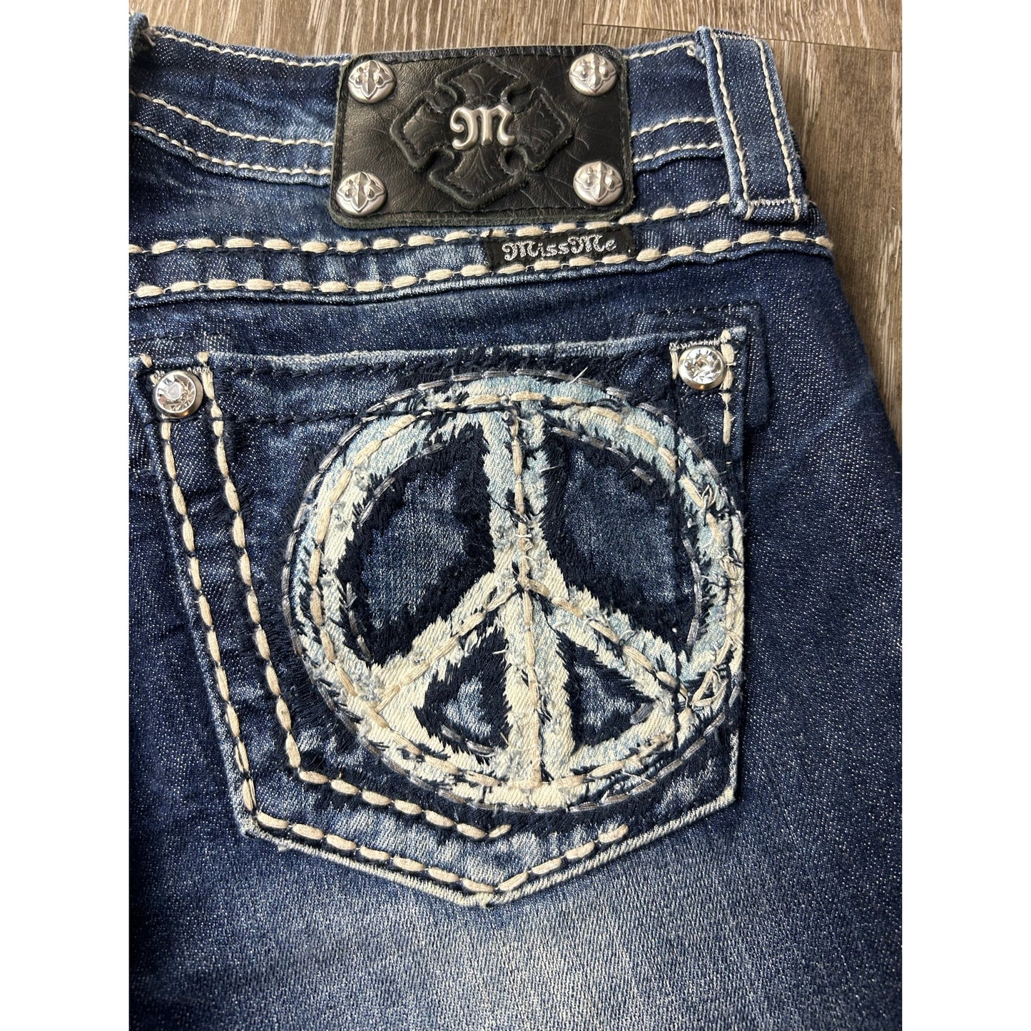 Jeans moulant Miss Me avec signe de la paix, taille 28