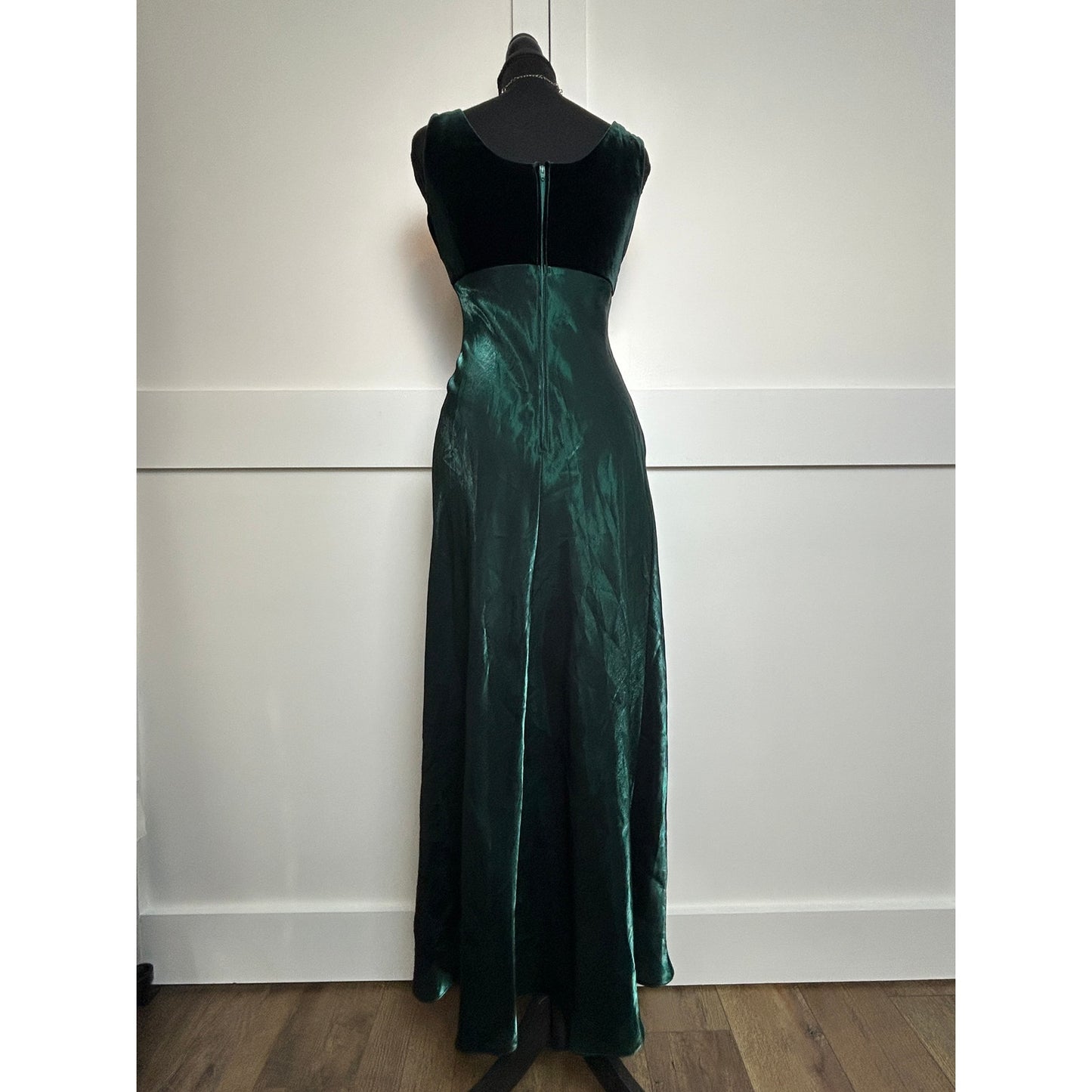 Robe de bal vintage Niki Livas en velours organza vert émeraude des années 1970, confectionnée par Union