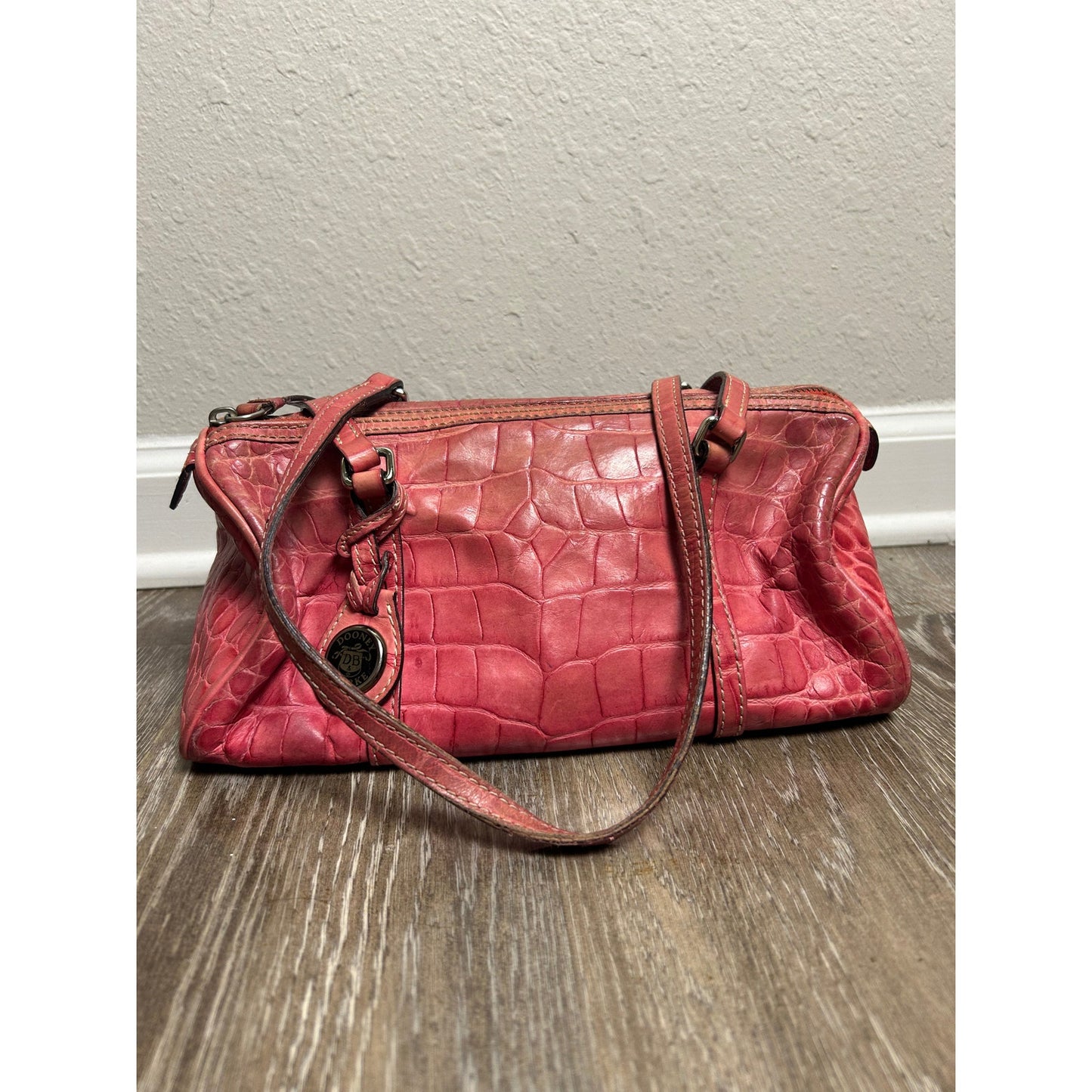Dooney & Bourke Vintage Baguette Schultertasche Rosa Alligator