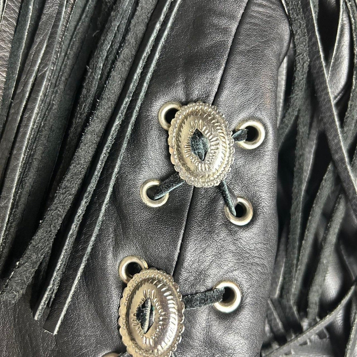 Blouson en cuir noir style Harley vintage broderie rose rouge franges western motard