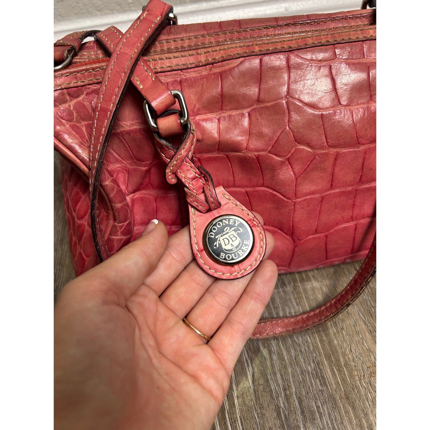 Dooney & Bourke Vintage Baguette Schultertasche Rosa Alligator