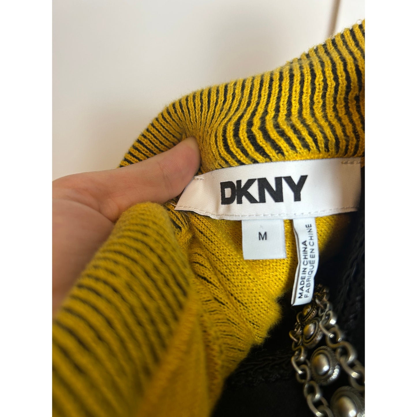 DKNY Gerippter Pullover mit kurzem Reißverschluss, Schwarz-Gelb, Cyberpunk Glitch Grunge Y2K Techwear M/L