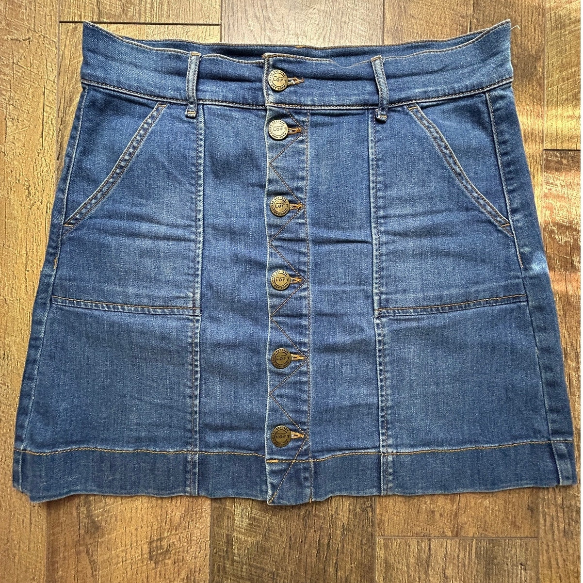 Jupe en jean Ann Taylor LOFT, taille 8, boutonnée sur le devant, décontractée et tendance