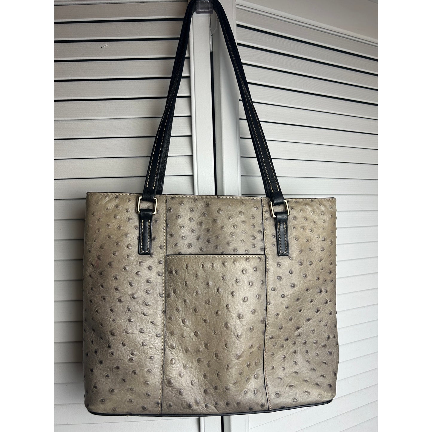 Sac à bandoulière Dooney & Bourke en cuir gaufré autruche, gris-beige