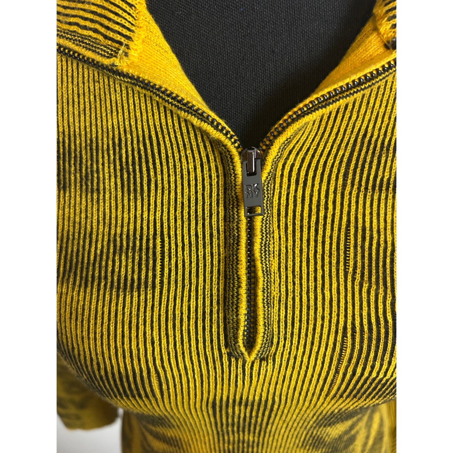 DKNY Gerippter Pullover mit kurzem Reißverschluss, Schwarz-Gelb, Cyberpunk Glitch Grunge Y2K Techwear M/L